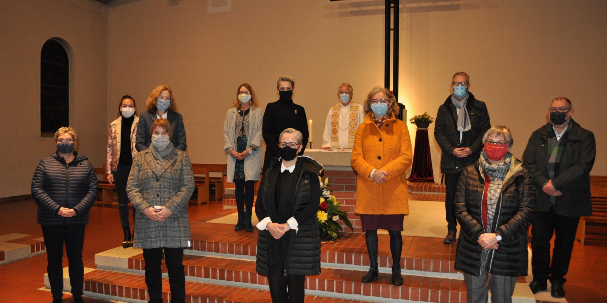 Pater Hülskamp (ganz hinten), Seminarleiterin Dajana Frömberg (daneben links) und Seminarleiter Thomas Biewen (2.v.r.) führen die Hospizhelfer in das Ehrenamt ein. Foto: Malteser Trier/Melanie Pätzold.