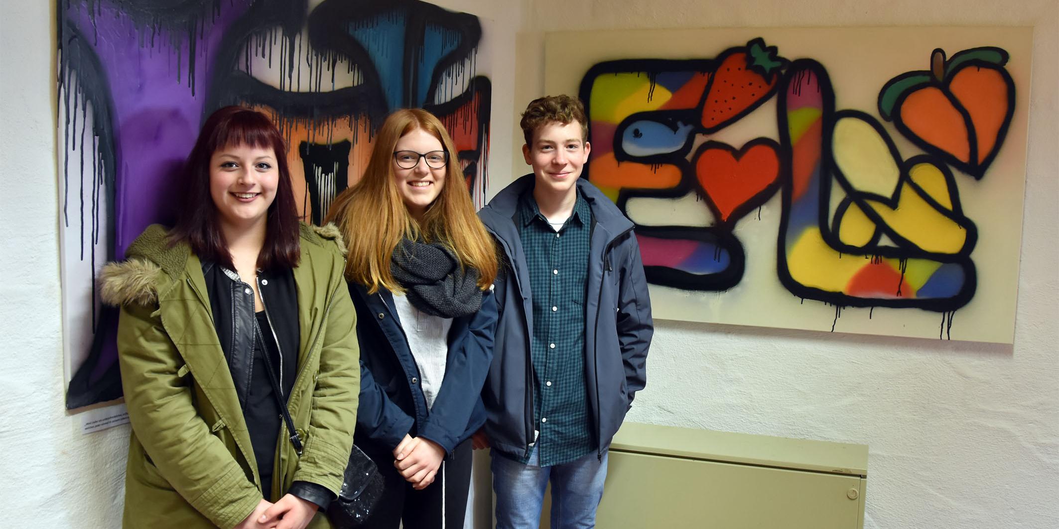(v.l.) Amina, Emily und Peter in der Johann-Adams-Mühle, wo ihre Graffiti-Bilder ausgestellt sind.