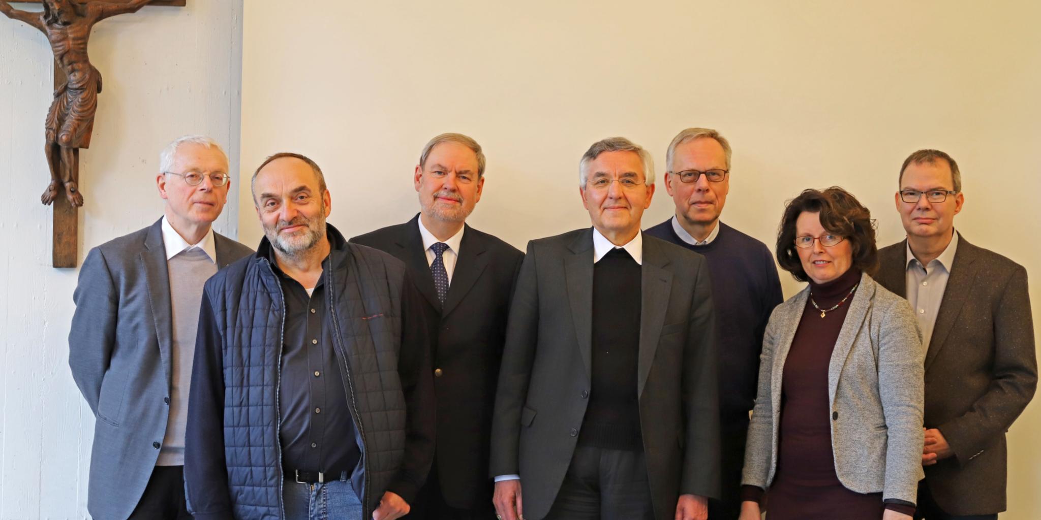 Die Mitglieder der Ökumenekommission: Prof. Dr. Josef Freitag, Hermann-Josef Schneider, Prof. Dr. Walter Andreas Euler, Weihbischof Franz Josef Gebert, Pfarrer Eugen Vogt, Anna-Rosa Werle und Matthias Neff (vlnr.) Es fehlen: Christine Unrath und Anne Pütz.