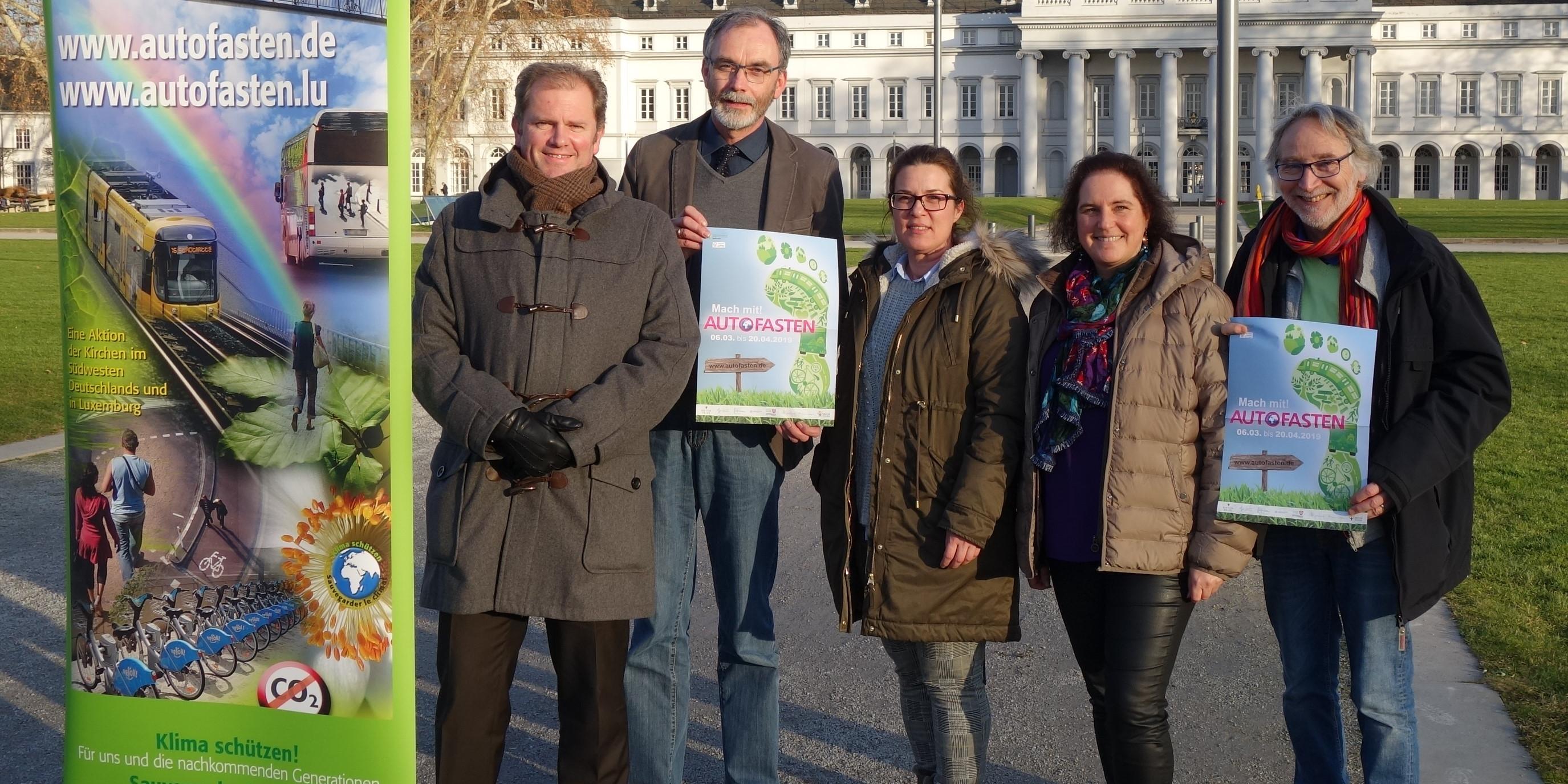 Stephan Pauly (VRM), Rolf Stahl (evangelischer Pfarrer), Arzu Neinavaei (VRM), Michaela Lukas (Autofasten) und Pastoralreferent Günter Leisch (v. li.)