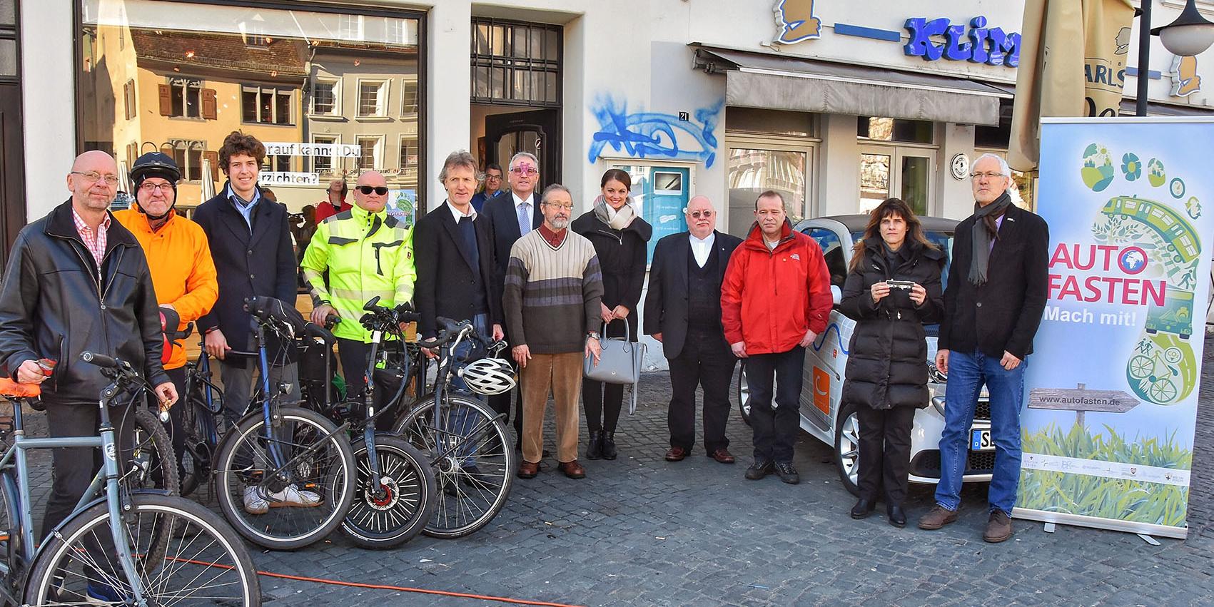 Vertreter aus Politik und Kirche, vom Verkehrsbetrieb saarVV, vom ADFC und von Cambio CarSharing haben die Aktion Autofasten im welt:raum in Saarbrücken eröffnet.