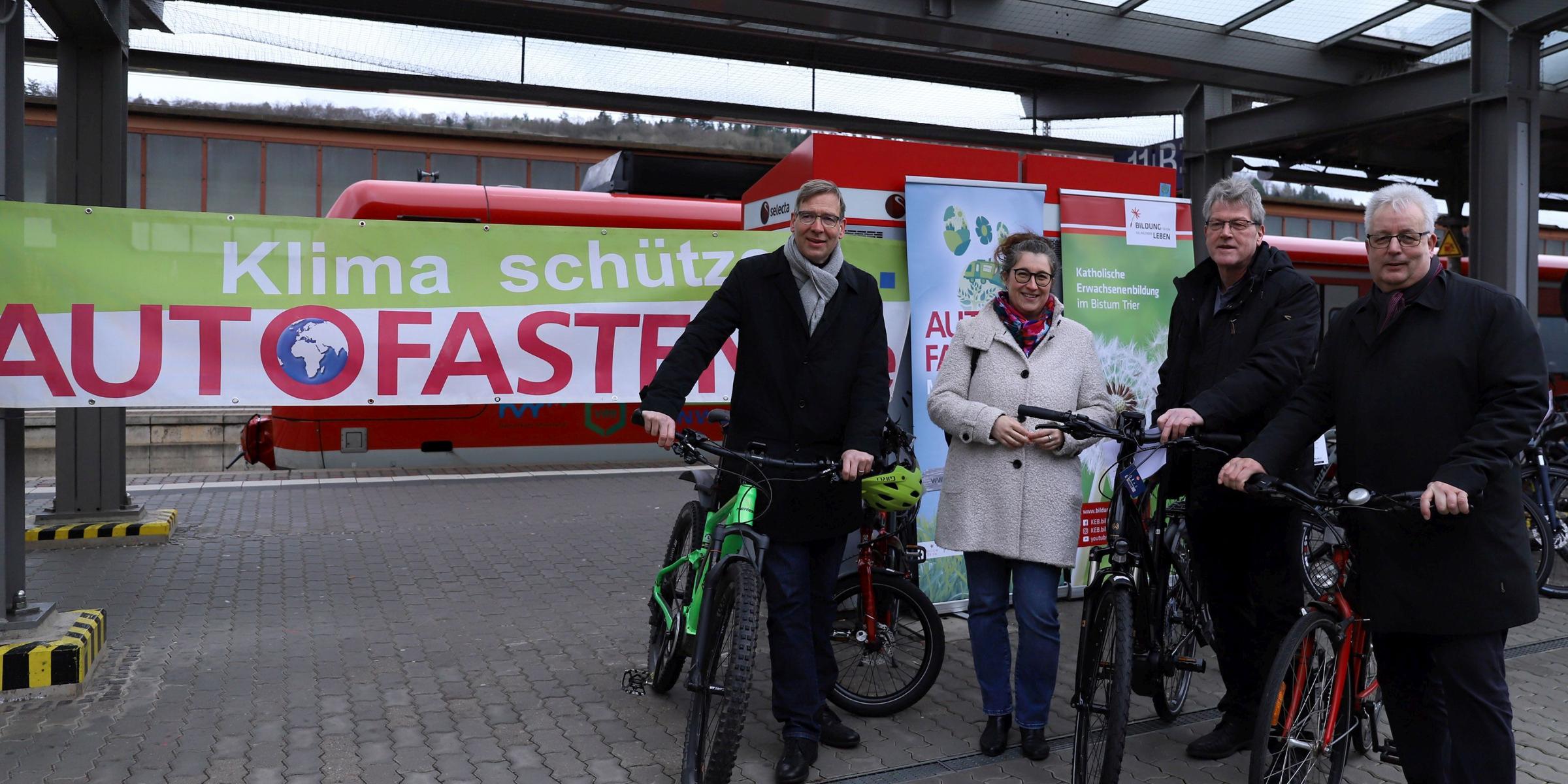 Auf dem Foto zu sehen bei der letzten Saison des Autofastens 2020 (Vlnr.) Superintendent Dr. Jörg Weber vom Evangelischen Kirchenkreis, Judith Rupp, Direktorin des Bereichs Kommunikation und Medien des Bistums Trier, Gregor Schäfer, Geschäftsführer der BÜS-Bürgerservice GmbH, Andreas Ludwig, Beigeordneter der Stadt Trier (Foto: Bistum Trier)