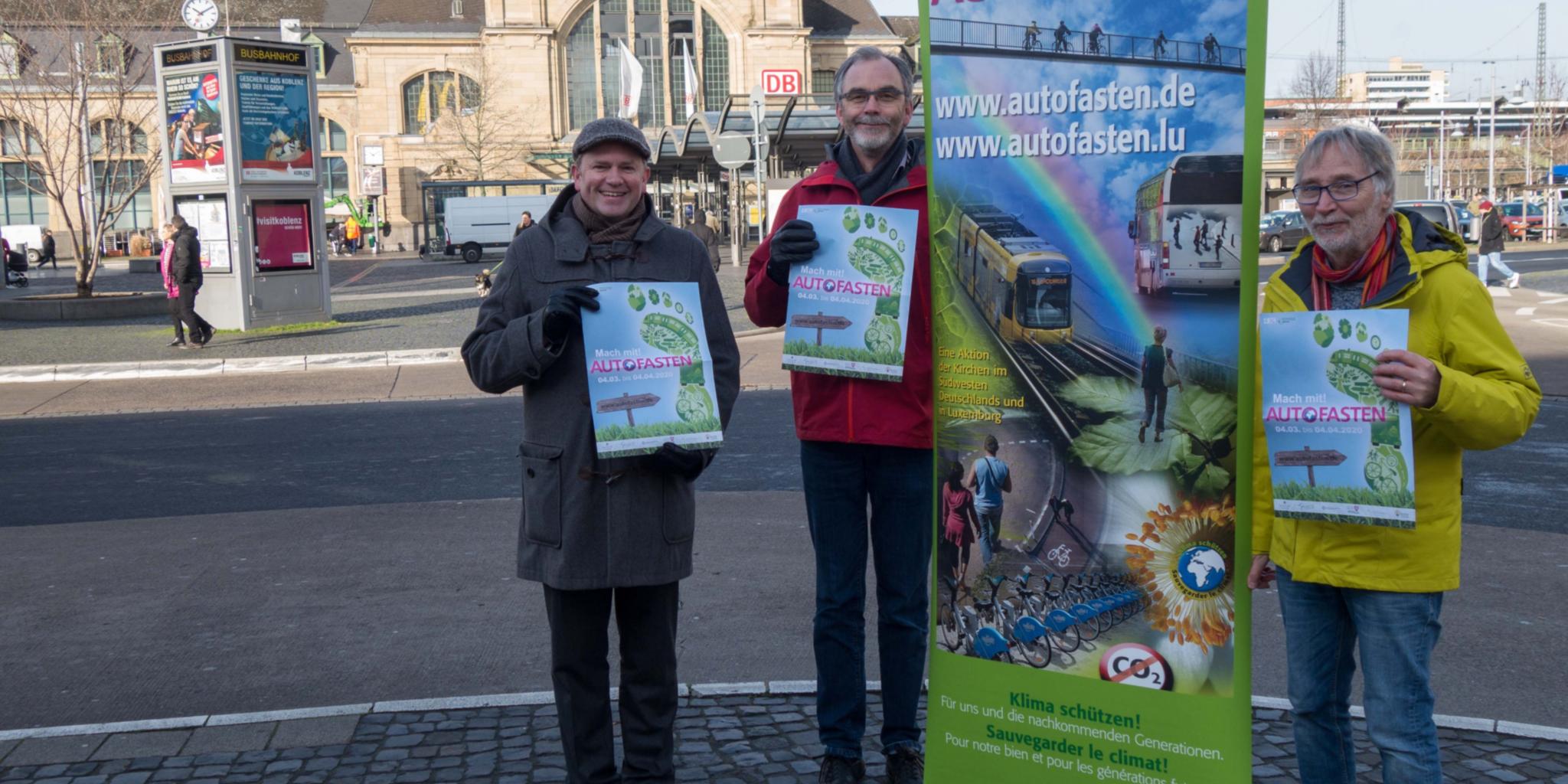 Stephan Pauly (Geschäftsführer VRM), Superintendent Rolf Stahl und Pastoralreferent Günter Leisch (v. links) werben für das Autofasten.