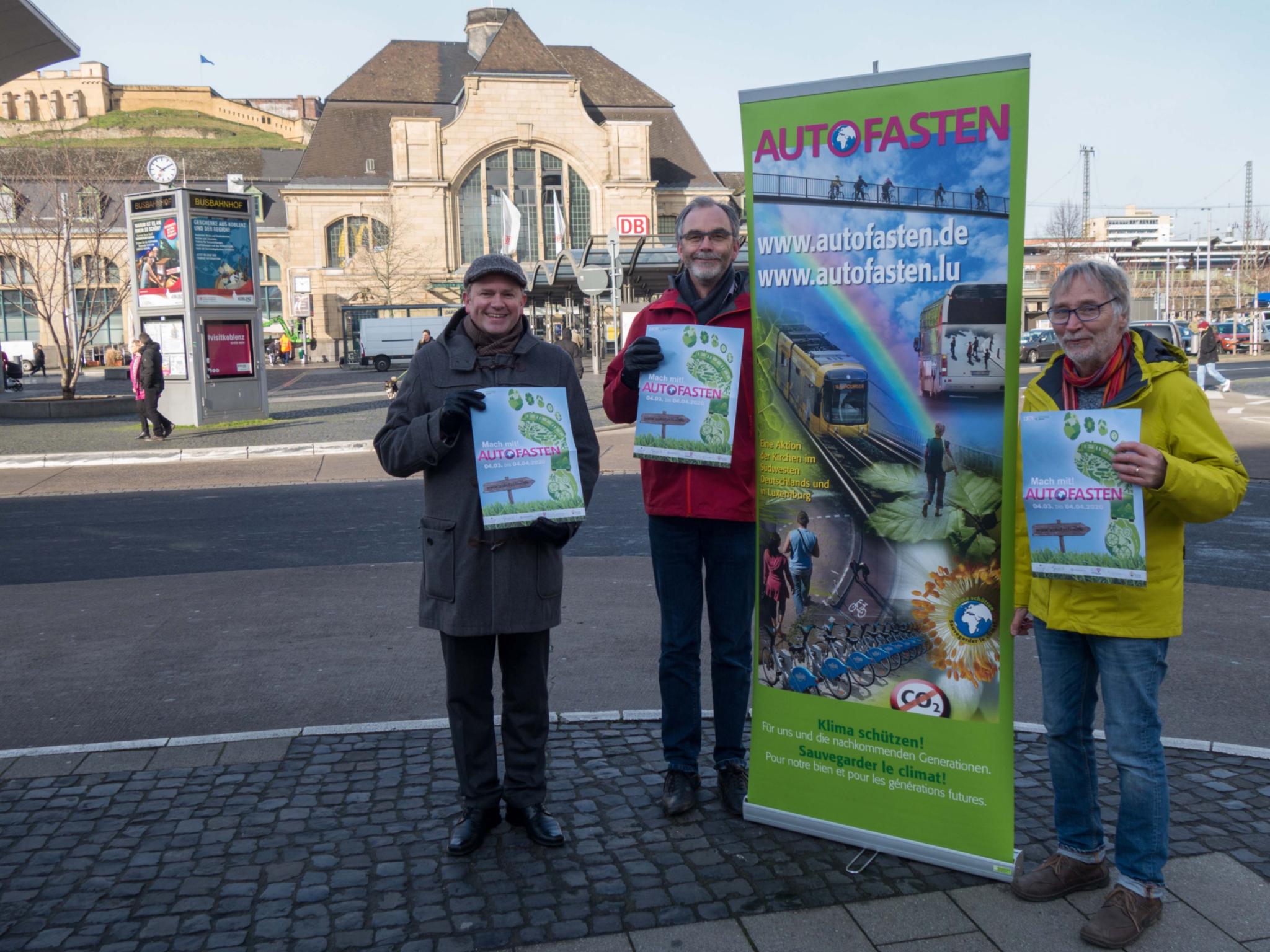 Stephan Pauly (Geschäftsführer VRM), Superintendent Rolf Stahl und Pastoralreferent Günter Leisch (v. links) werben für das Autofasten.