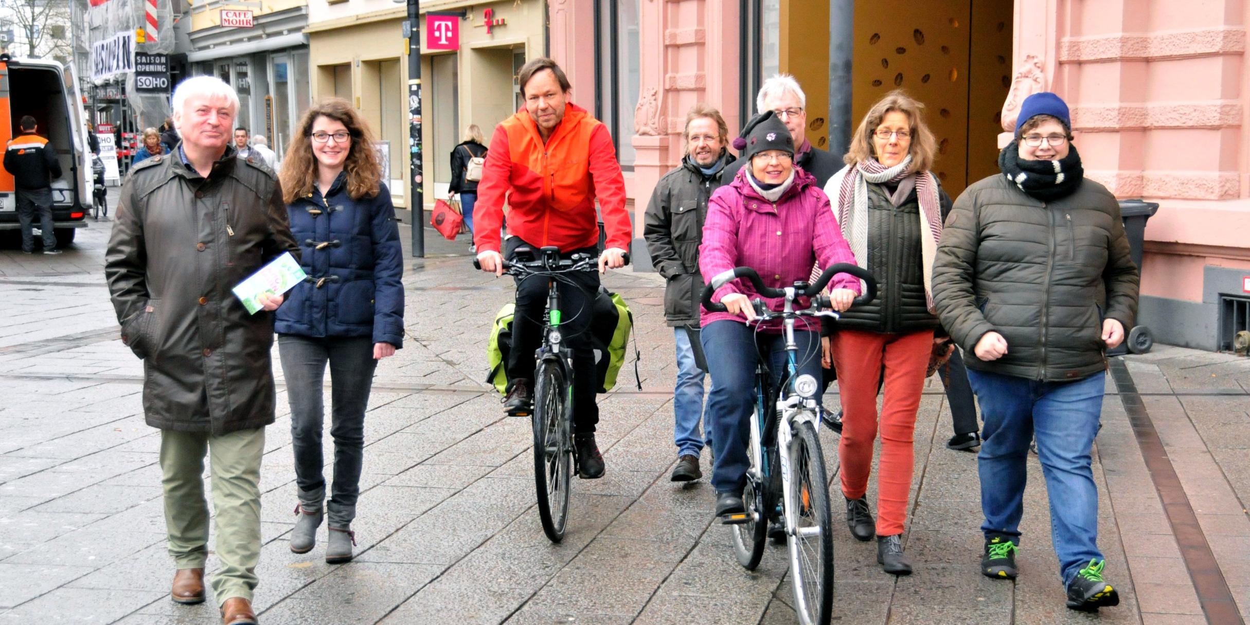 Vlnr. : Dr. Gundo Lames (Bistum Trier); Katinka Fries (Evangelischer Kirchenkreis Trier); Karsten Müller (Teilnehmer); Helmut Steinmetz (Lokale Agenda Trier), Petra Matthes (Lokale Agenda Trier); Andreas Ludwig (Stadt Trier); Barbara Schartz (Teilnehmerin); Johannes Wiegel (Aktion Autofasten) Foto: Maike Roeber