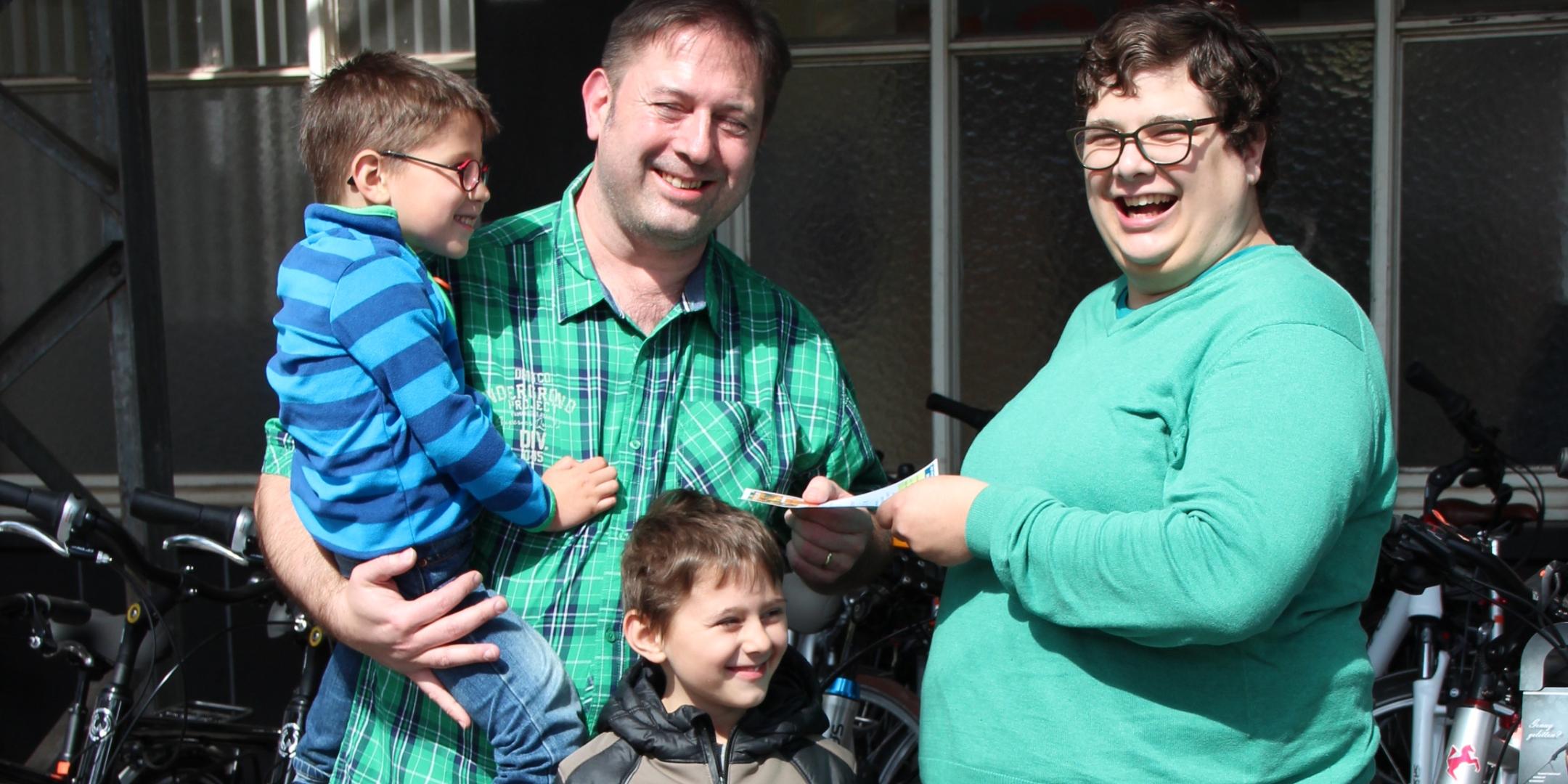 Foto von Vater und den beiden Kindern mit Johannes Wiegel