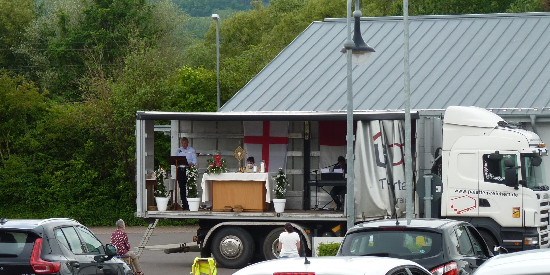 Ein ungewöhnlicher Anblick: Ein Altar auf dem Anhänger eines LKW. Foto: Oliver Hilt