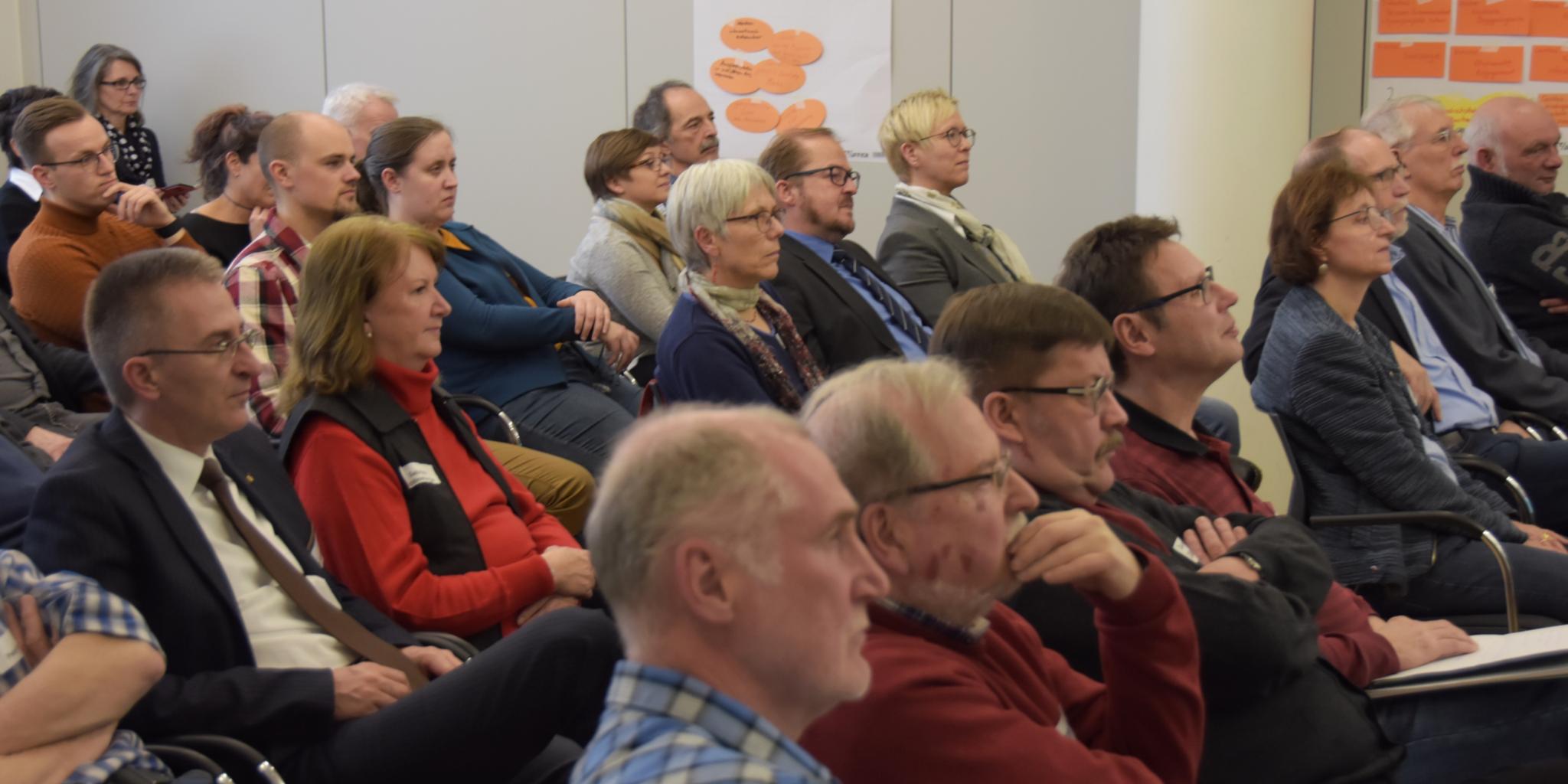 Mitarbeiterinnen und Mitarbeiter der Caritas sowie der beiden Dekanate Völklingen und Saarbrücken bei der Veranstaltung zur Zukunft der Caritas.