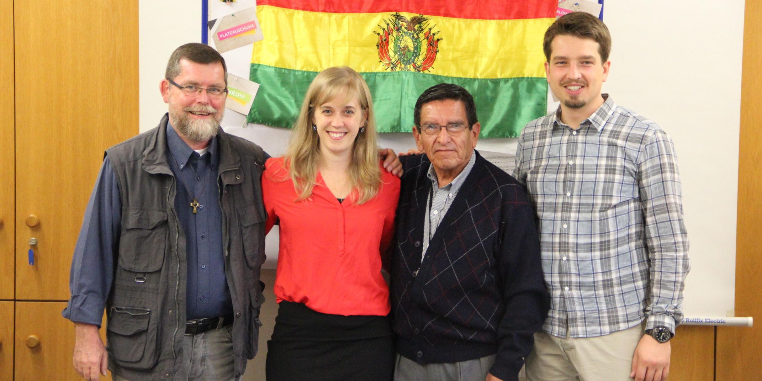 Die Stifter: Susanne Kiefer (2vl) und Rainer Schulze (r) vom BDKJ sowie aus Sucre: Antonio Rodriguez (2vr) und P. Christof Mikolajetz (l)