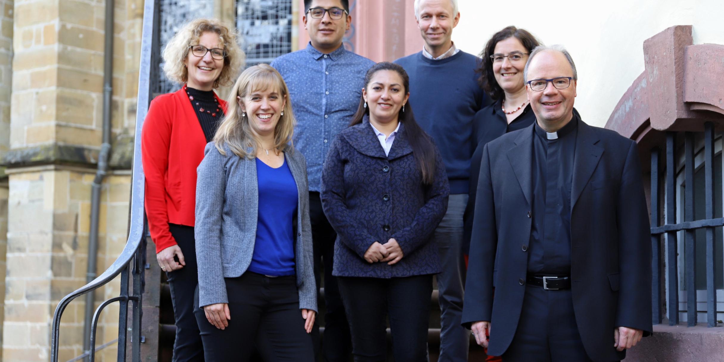 Irene Jötten, Susanne Kiefer, José Luis Cosme, Patricia Espinoza Blanco, Matthias Pohlmann und Evelyn Zimmer zu Gast im Bischofshof bei Dr. Stephan Ackermann (v.l.n.r.).