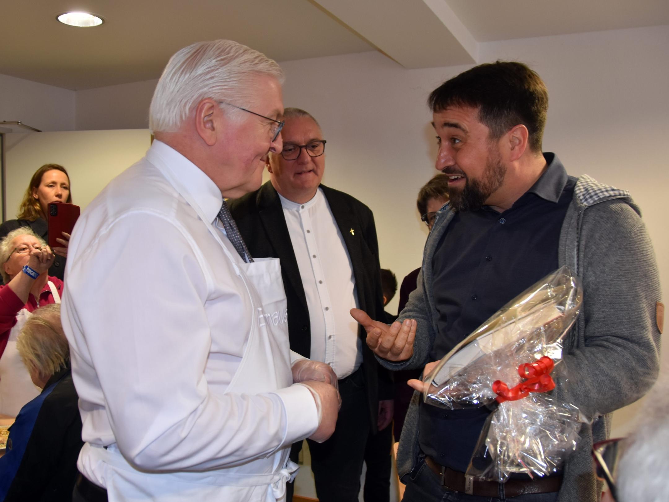 Kaplan Michael Meyer überreicht dem Bundespräsidenten das neue Buch von Kardinal Michael Czerny. Foto: uk