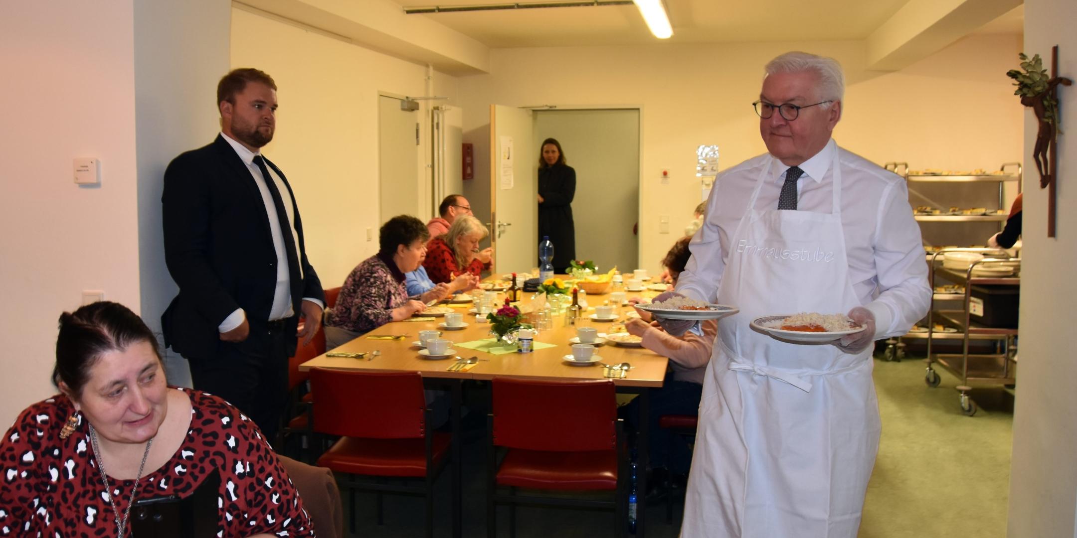 Bei seiner 'Ortszeit Völklingen' besuchte das deutsche Staatsoberhaupt die Emmausstube der Pfarrei St. Eligius und packte mit an. Foto: Ute Kirch