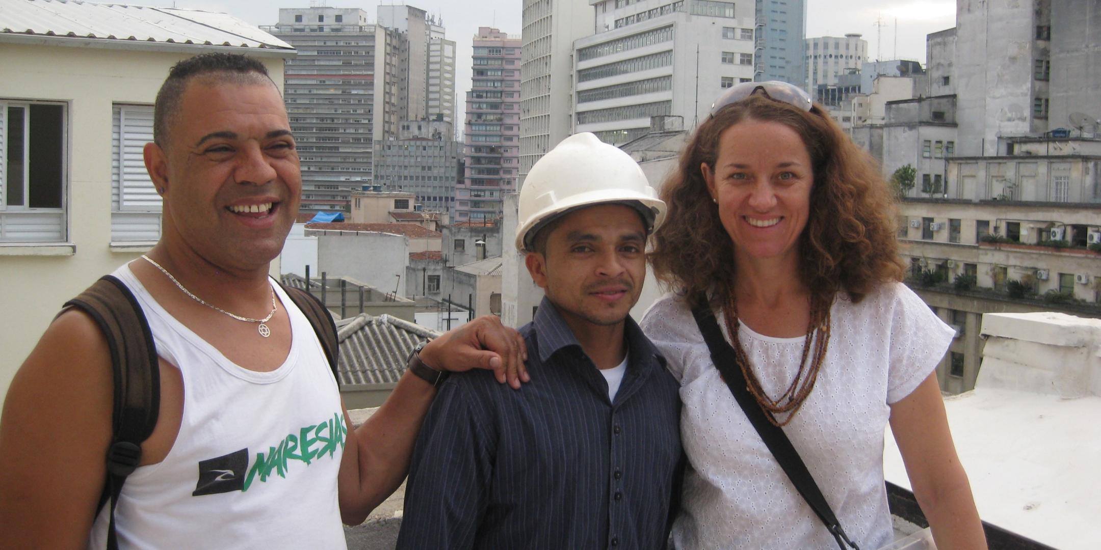 Regina Reinart beim Besuch des Fastenaktionsprojektes Centro Gaspar Garcia. Das Foto zeigt sie mit dem Bauherrn und Mitarbeiter einer Bewegung, die sich für ein menschenwürdiges Leben einsetzt. (Foto: Misereor)