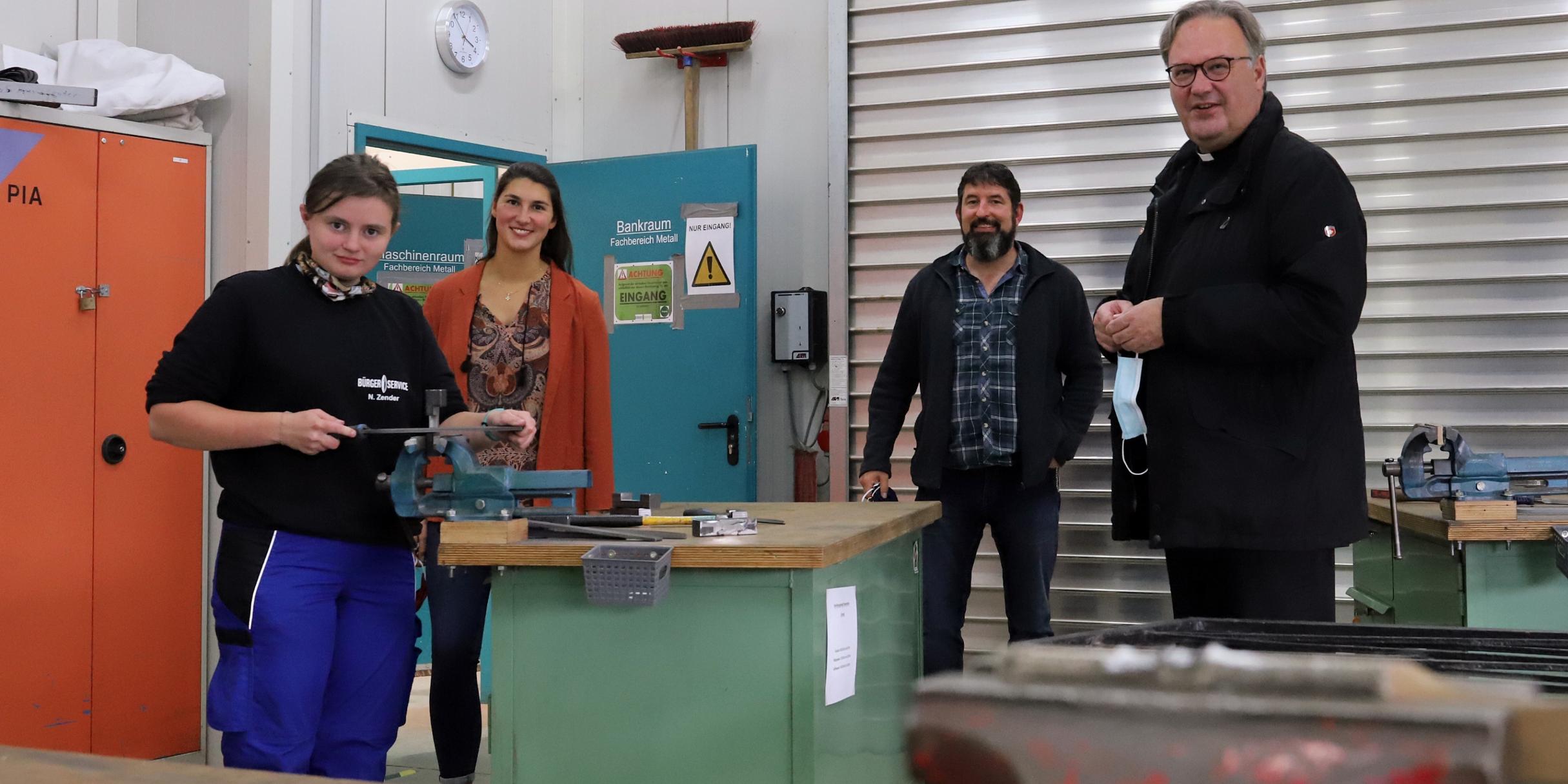 V.l.n.r.: Nena Zender (im 2. Lehrjahr zur Fachkraft für Metalltechnik), Psychologin Luisa Birkel, Werkstattleiter Christian Glessner und Dr. Hans Günther Ullrich (Bischöflicher Beauftragter für die Aktion Arbeit). Foto: Bistum Trier/I. Hülpes