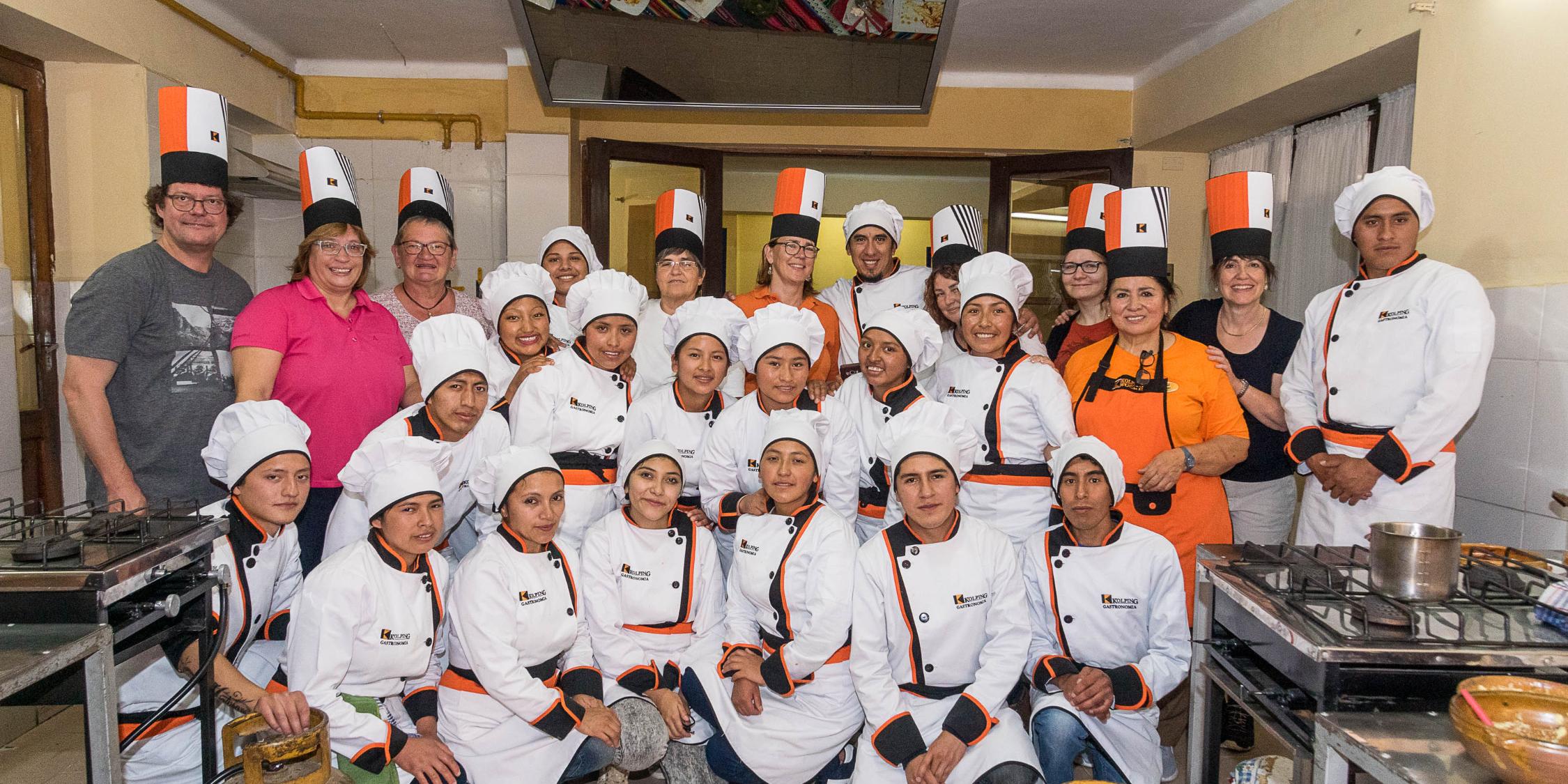 Gegenseitiges Kennenlernen beim gemeinsamen 'Back-Workshop' in Sucre