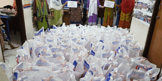 Textilarbeiterinnen und -arbeiter in Dhaka erhalten Lebensmittelpakete von FEMNET (Bild: NGWF).