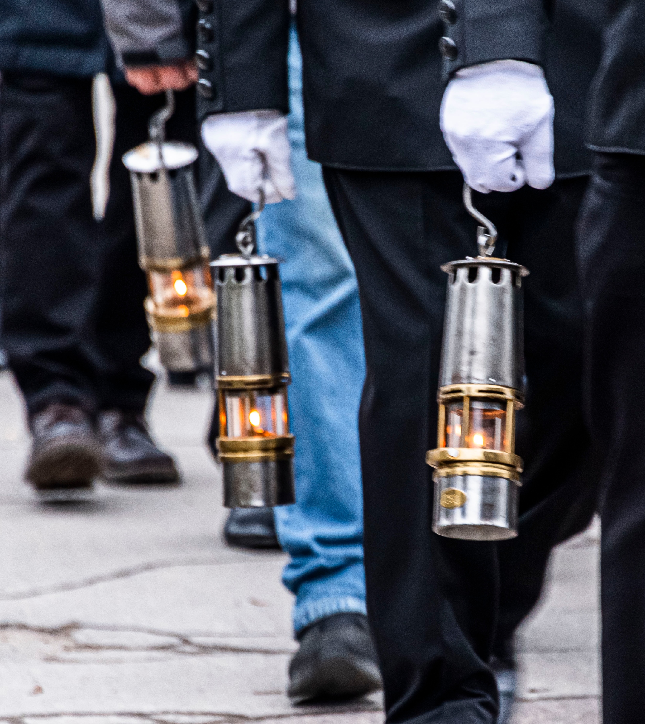 Mit Grubenlampen zogen die Bergleute zum Barbaradenkmal. Foto: Ruppenthal