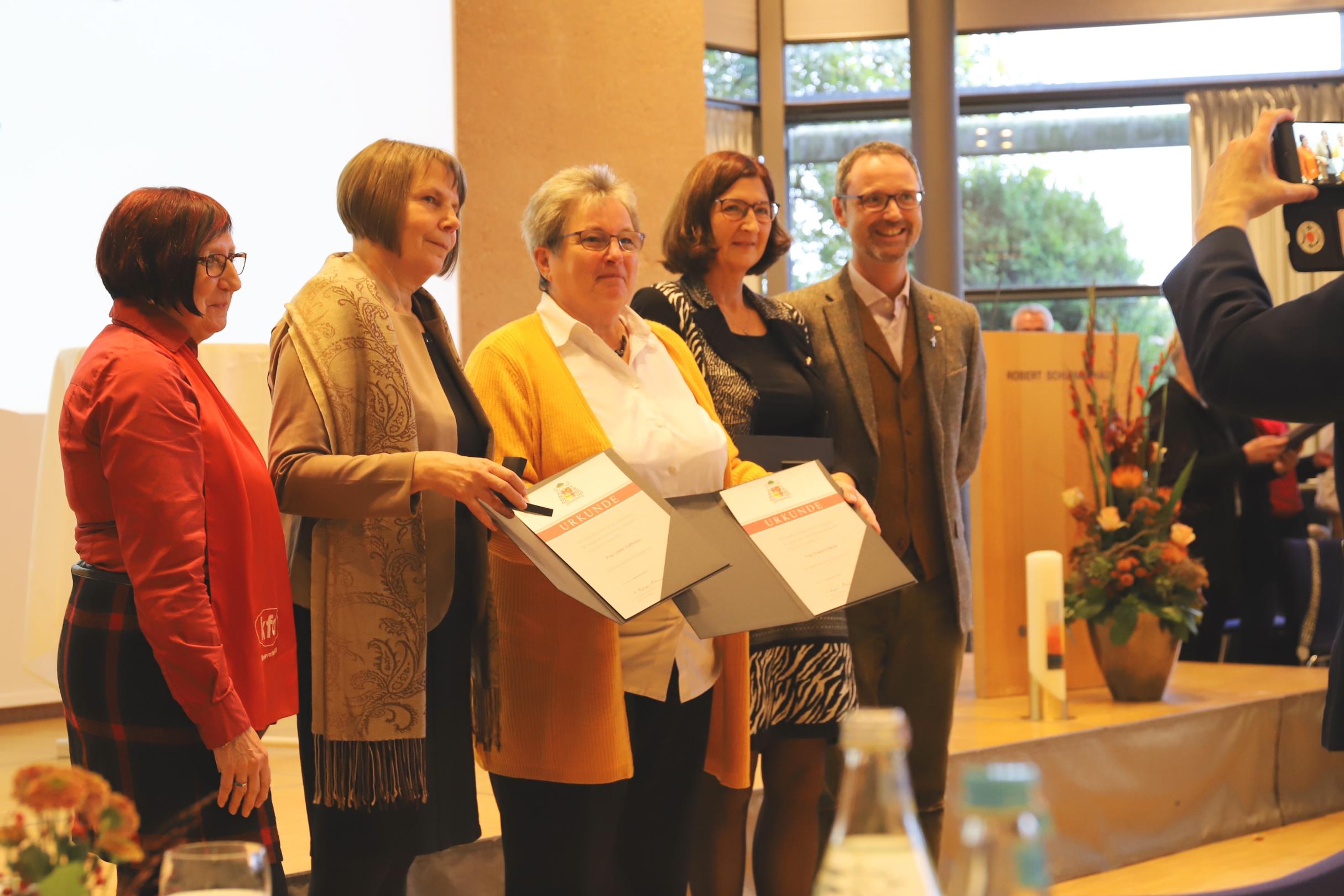 Die kfd-Frauen Ulrike Hoffmann (2.v.l), Evelyne Bauer (3.v.l.) und Ruth Holbach (4.v.l.) wurden mit Dankesurkunden für ihr ehrenamtliches Engagement geehrt. Fotos: Inge Hülpes/Bistum Trier