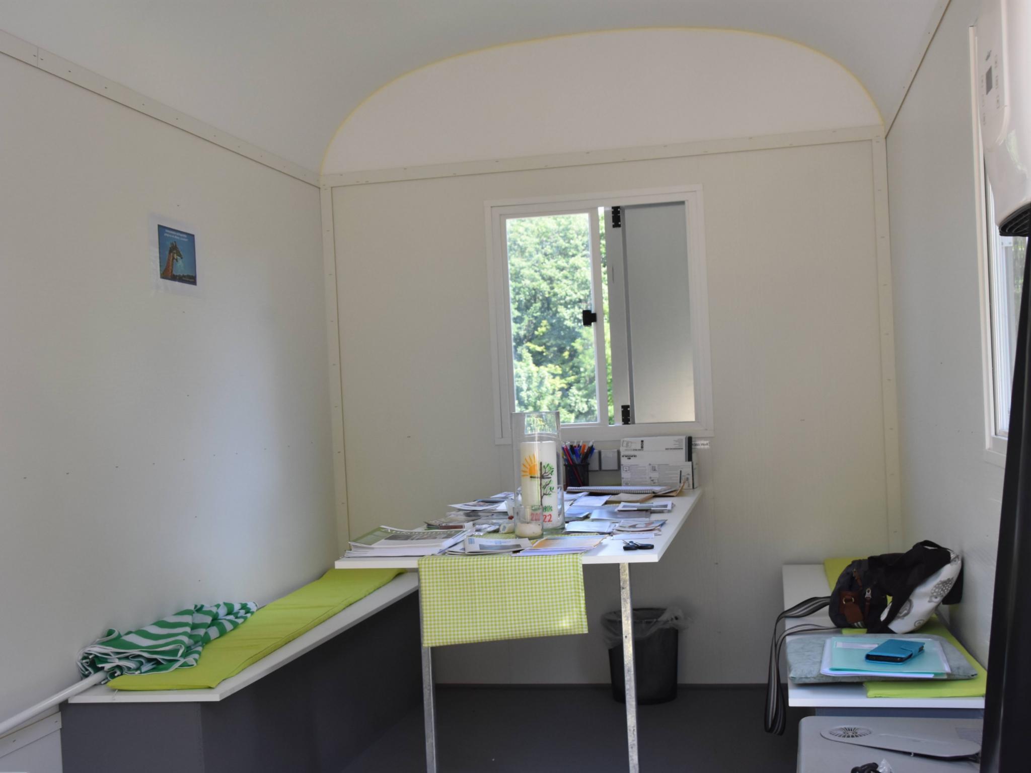 Im Bauwagen können vertrauliche Gespräche geführt werden. Zudem liegen Prospekte und Broschüren bereit. Foto: Ute Kirch/Bistum Trier