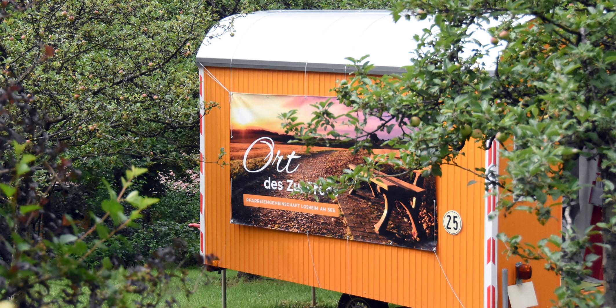 Idyllisch liegt der Bauwagen auf dem Weg von der Touristen-Info zum See.