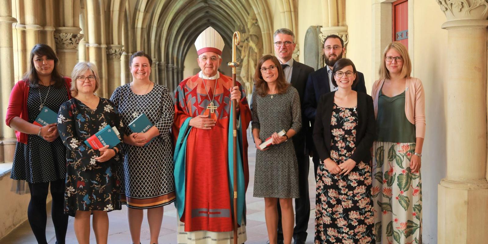 Die neu Beauftragten mit Weihbischof Franz Josef Gebert und Ausbildungsleiter Steffen Stutz im Kreuzgang des Trierer Doms
