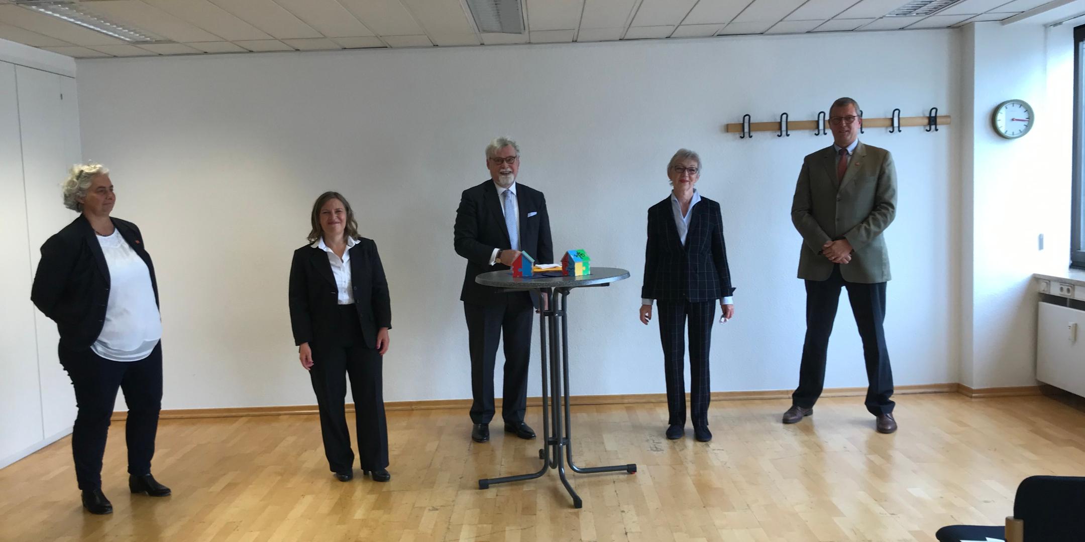 Felicitas Flöthner, geschäftsführende Leitung FBS, Anja Erhardt, 1. Vorsitzende FBS, Justizminister Herbert Mertin und Justizrätin Christine Theobald-Frick sowie Kristian Hörstel, Rechtsanwalt und Initiator (von links). Foto: Justizministerium/Andreas Budroweit