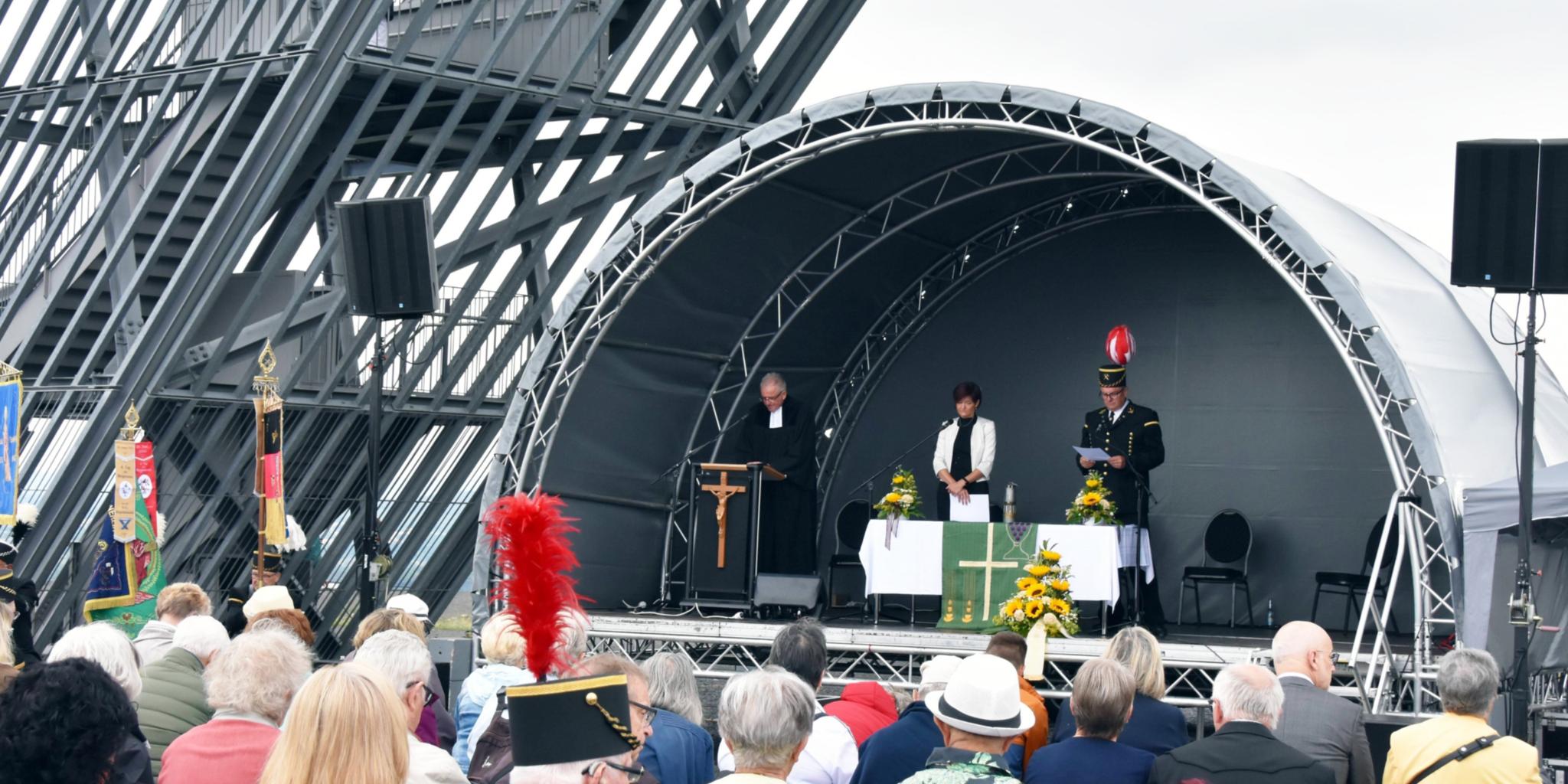 Kirchenrat Frank-Mathias Hofmann, Ordinariatsdirektorin Katja Göbel und der Vorsitzendes des Landesverbands der Bergmanns-, Hütten- und Knappenvereine im Saarland, Bernd Mathieu (von links), gestalteten den Berg-Gottesdienst. Foto: Ute Kirch / Bistum Trier