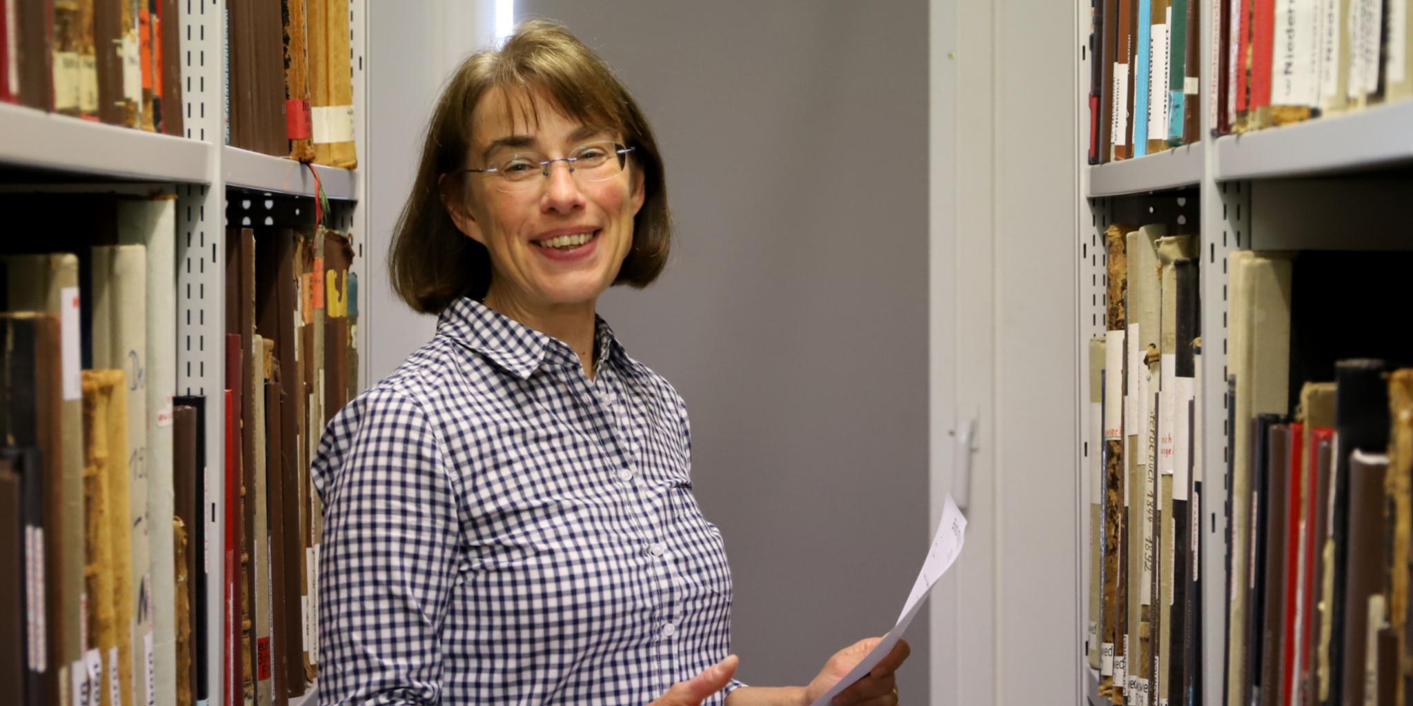 Judith Boswell im Magazin für Kirchenbücher im Bistumsarchiv