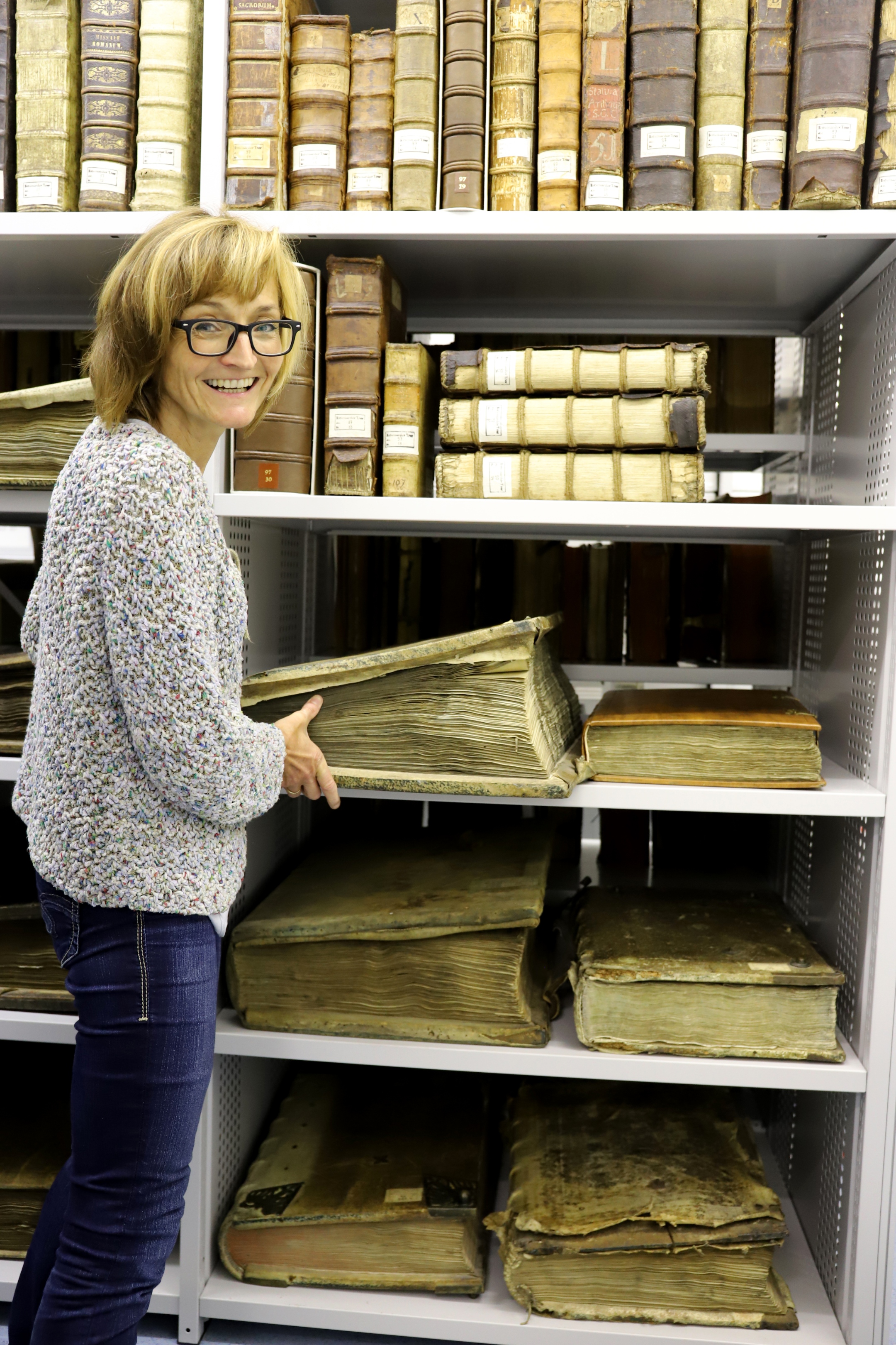 Marita Kohl mit alten hangeschriebenen Büchern