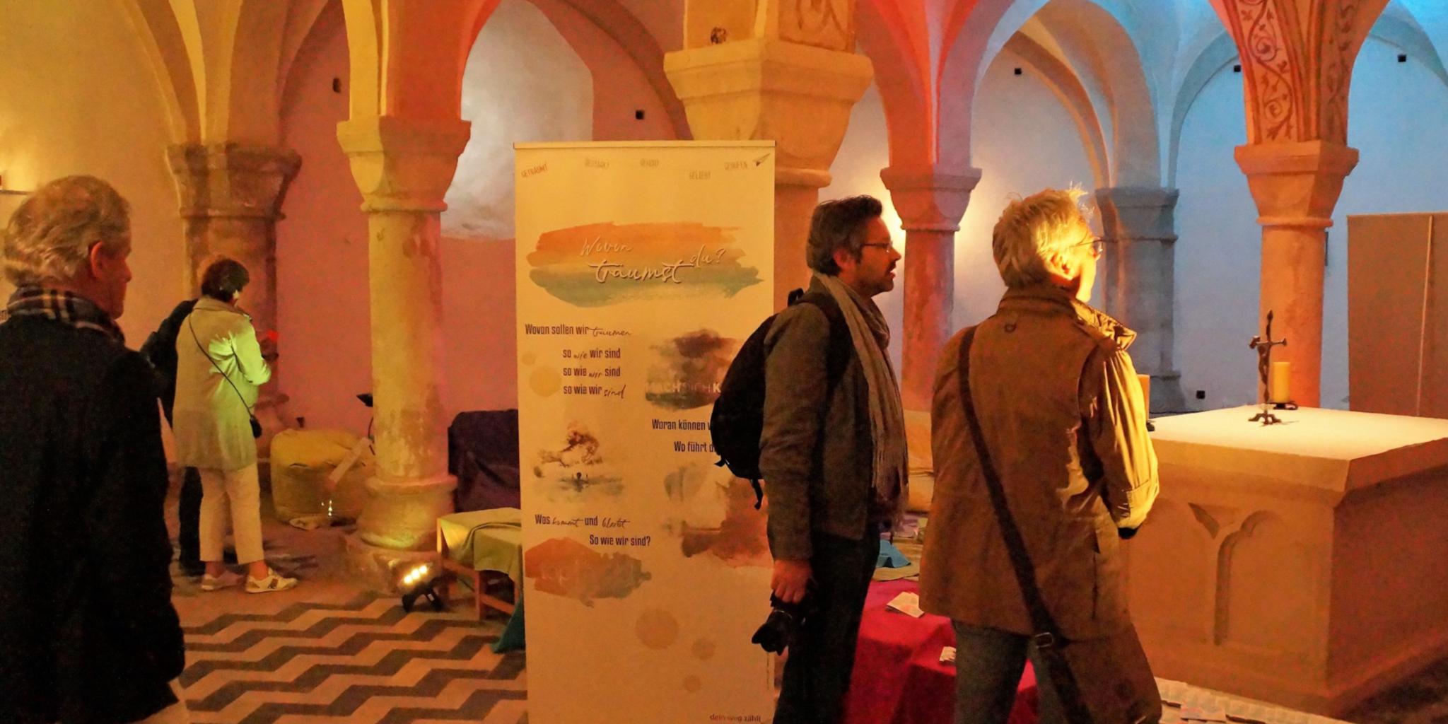 Manche Besucher kommen wegen der Architektur in die Westkrypta des Domes und gehen dann doch auf persönliche Entdeckungsreise.