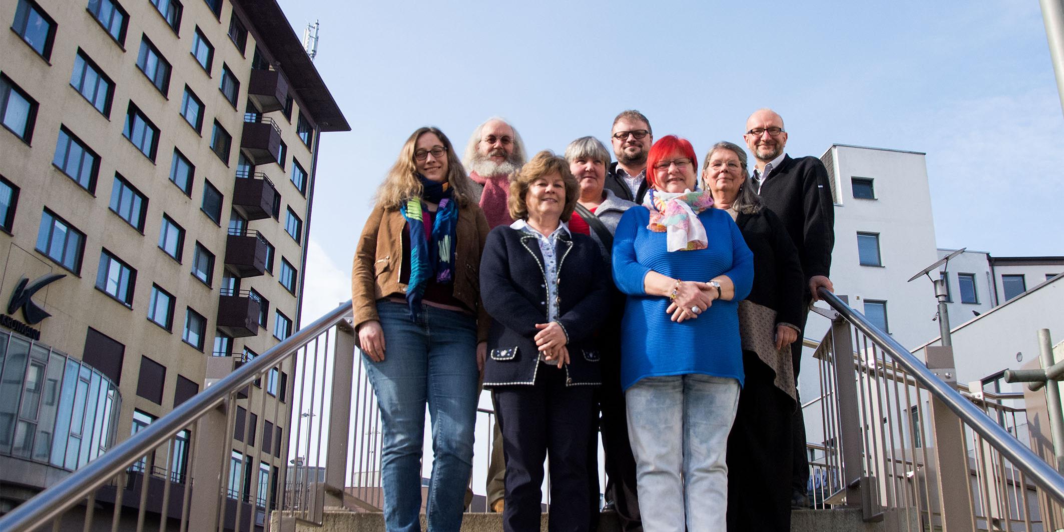 Die Verantwortlichen des Osterzeugenkurses mit zwei Teilnehmern: v.l.: Melina Wack, Dekanatskantorin; Manfred Lambert, Teilnehmer; Sibylle Rhein, Pastoralreferentin; Claudia Busch, Gemeindereferentin; Markus Krastl, Pfarrer; Ingrid Schappe, Teilnehmerin; Anne Ziegler, Gemeindereferentin; Olaf Harig, Dechant