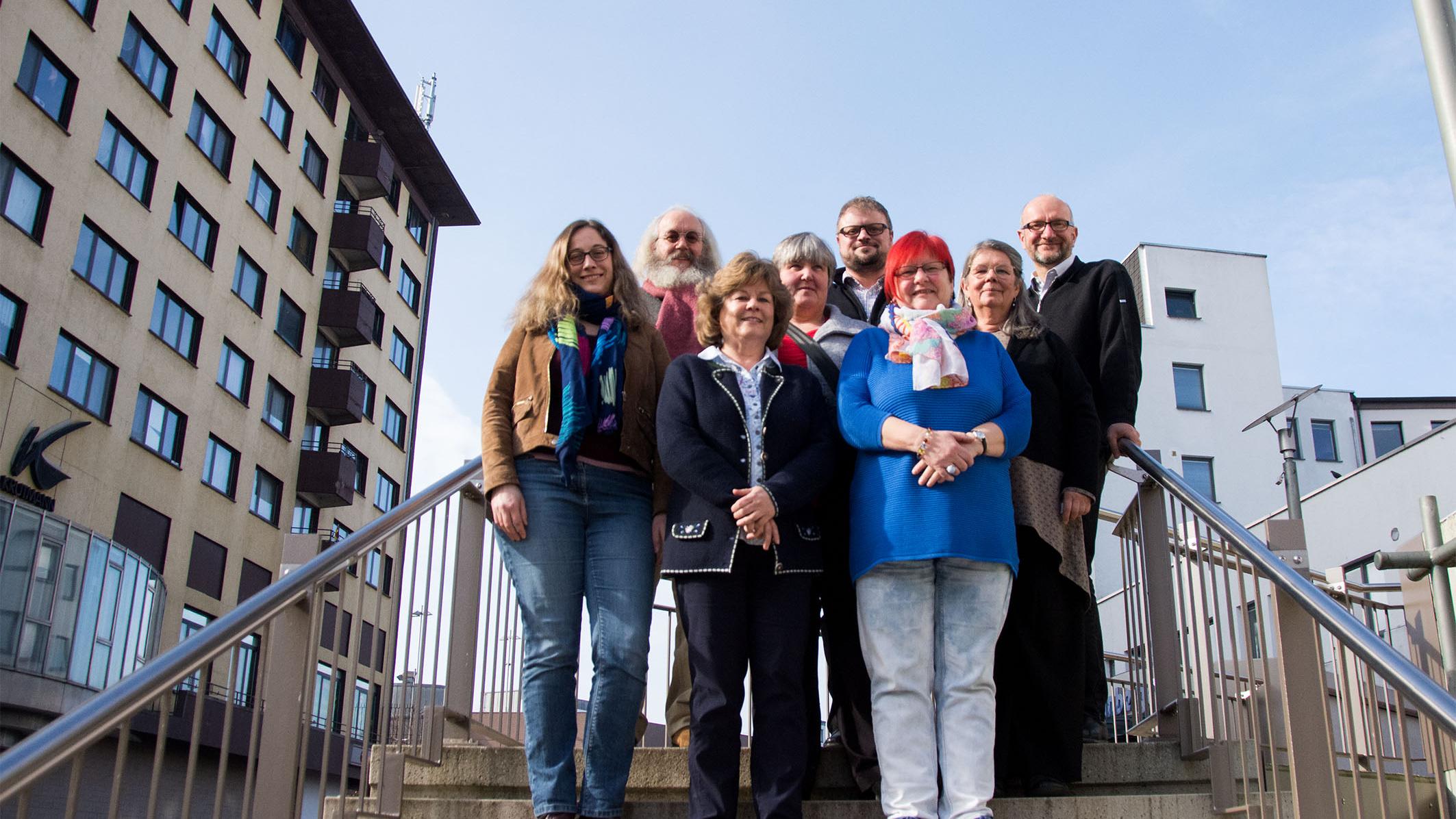 Die Verantwortlichen des Osterzeugenkurses mit zwei Teilnehmern: v.l.: Melina Wack, Dekanatskantorin; Manfred Lambert, Teilnehmer; Sibylle Rhein, Pastoralreferentin; Claudia Busch, Gemeindereferentin; Markus Krastl, Pfarrer; Ingrid Schappe, Teilnehmerin; Anne Ziegler, Gemeindereferentin; Olaf Harig, Dechant