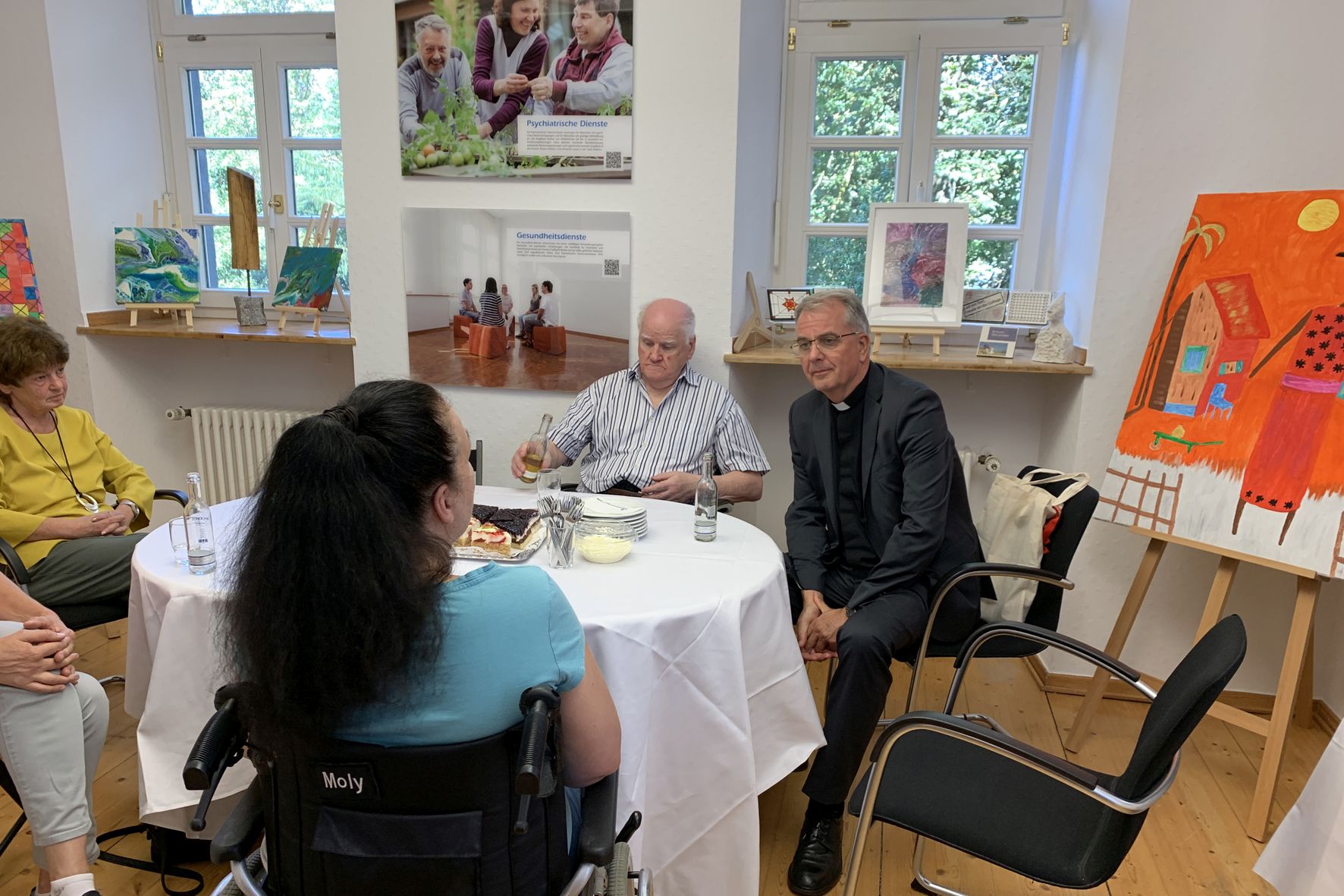 Weihbischof Peters (re.) im Gespräch mit Künstlerinnen und Künstlern