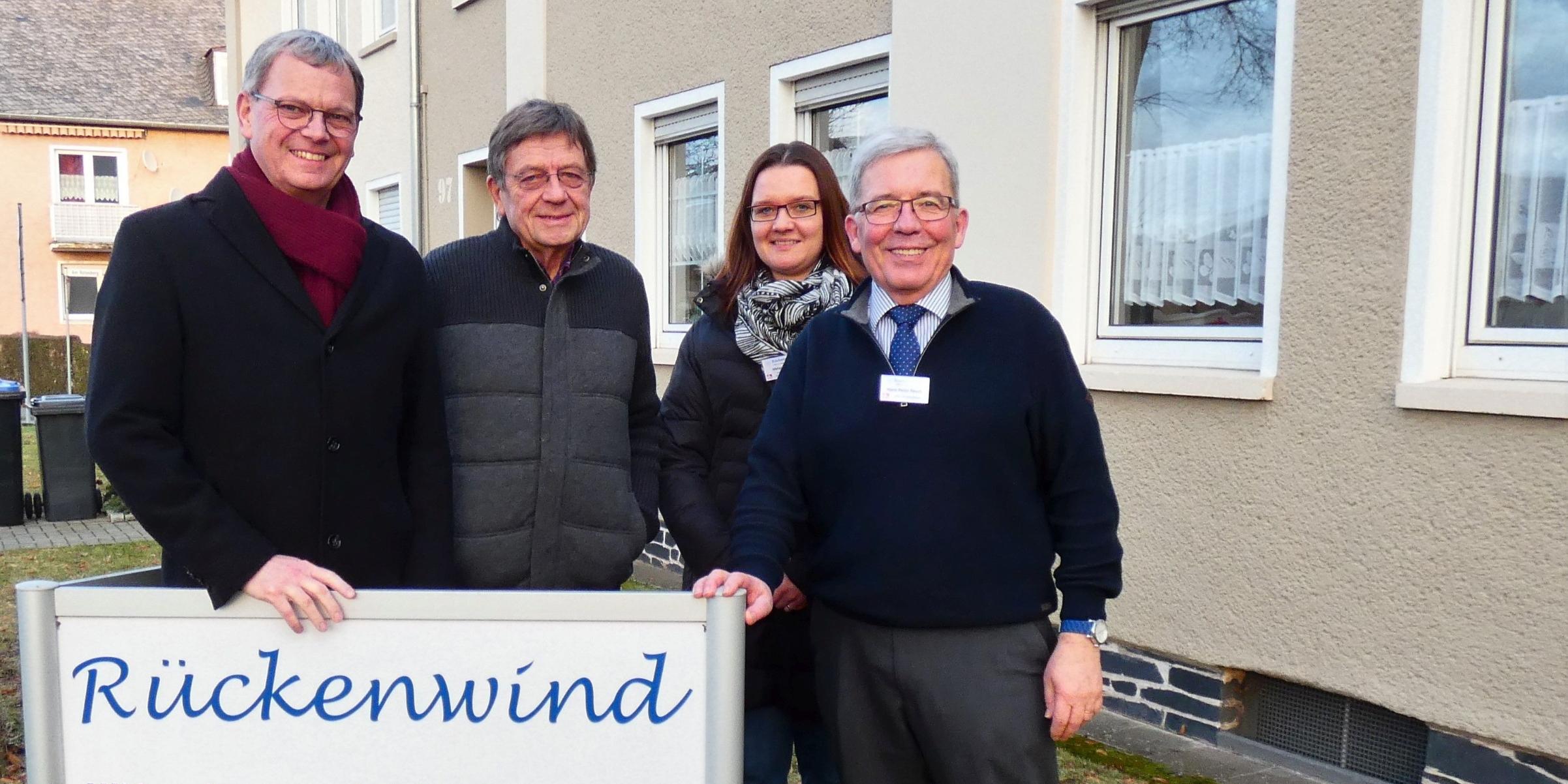 Vor dem Außenschild stehend zu sehen: Generalvikar Dr. Ulrich Graf von Plettenberg, Diözesanvorsitzender Bernd Walter,Geschäftsstellenleiterin Rückenwind Melanie Begon, Projektleiter Rückenwind Hans‐Peter Pesch