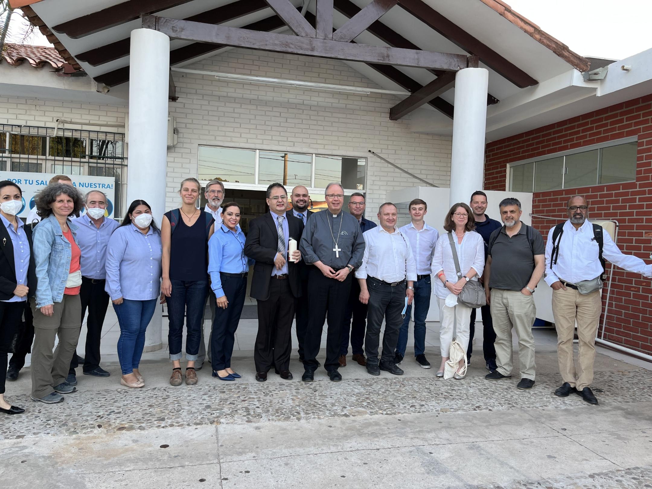Die Trierer Delegation zusammen mit der Leitung des Krankenhauses Catolica