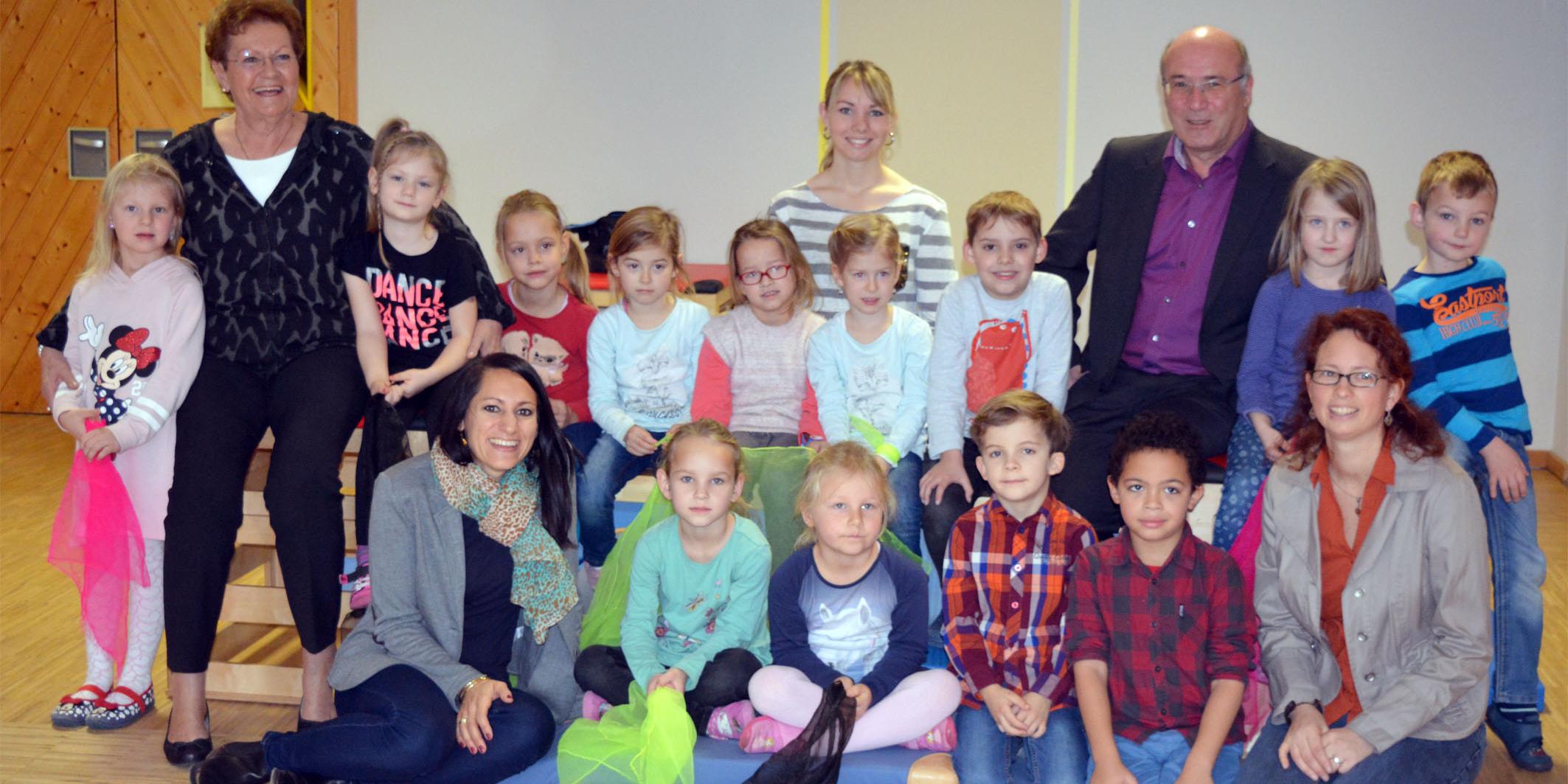 Ministerin Monika Bachmann (2.v.l.) bei der Übergabe der Bewegungsbaustelle an die Kita St.Erasmus.