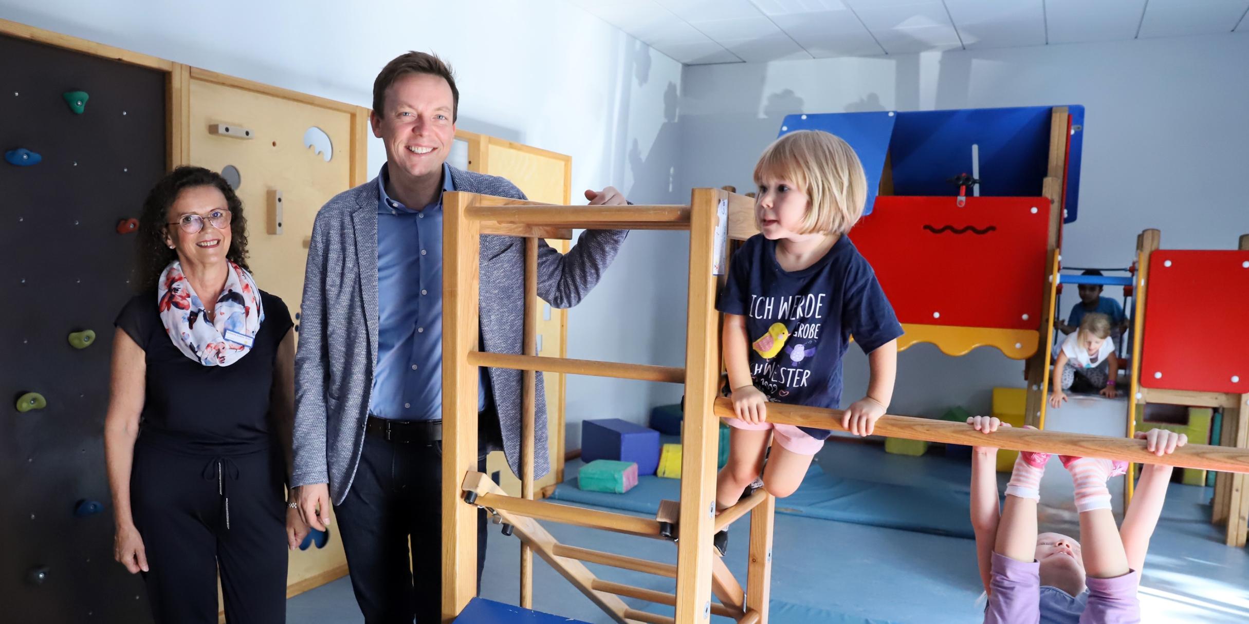 Die Leiterin Michaela Linxen-Grün und Ministerpräsident Tobias Hans.