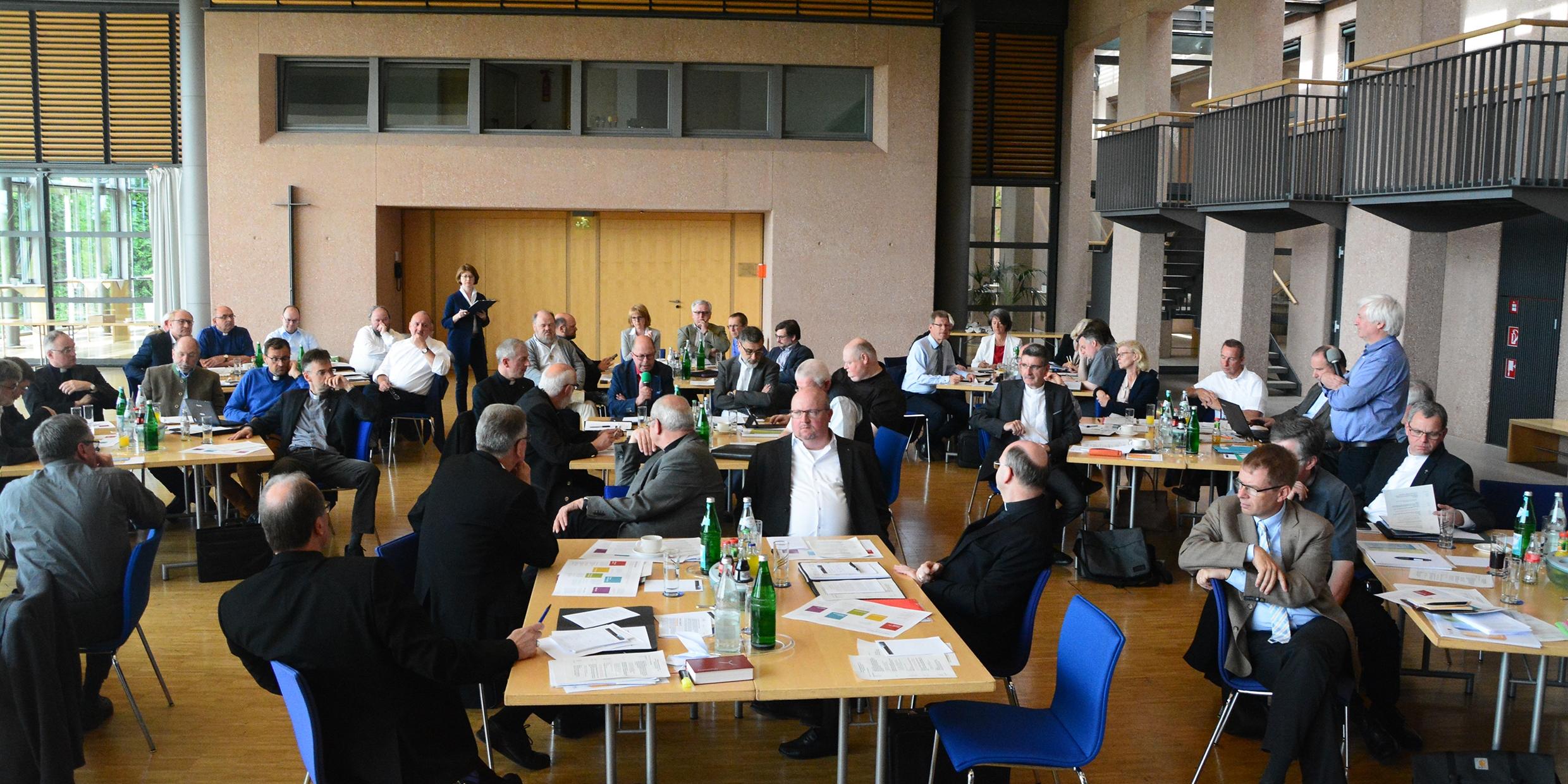 Die Dechanten und die Bistumsleitung kamen im Robert Schuman Haus in Trier zusammen.