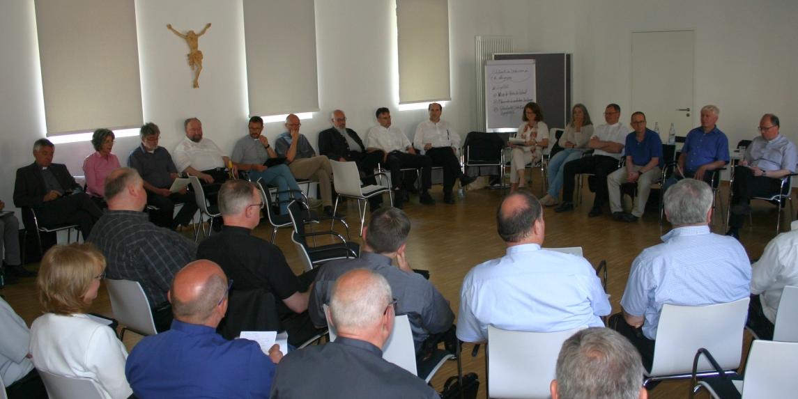 Dechanten und Bistumsleitung im Plenum