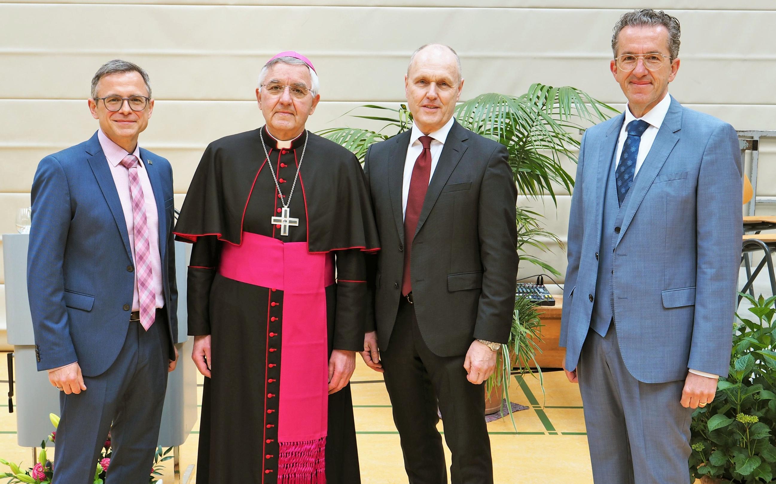 Schulleiter Jürgen Gieraths, Weihbischof Franz Josef Gebert, der Vorsitzende der Schulstiftung Dr. Berthold Kohl und der Landtagsabgeordnete Dr. Joachim Streit (von links). (Foto: Stefan Endres)