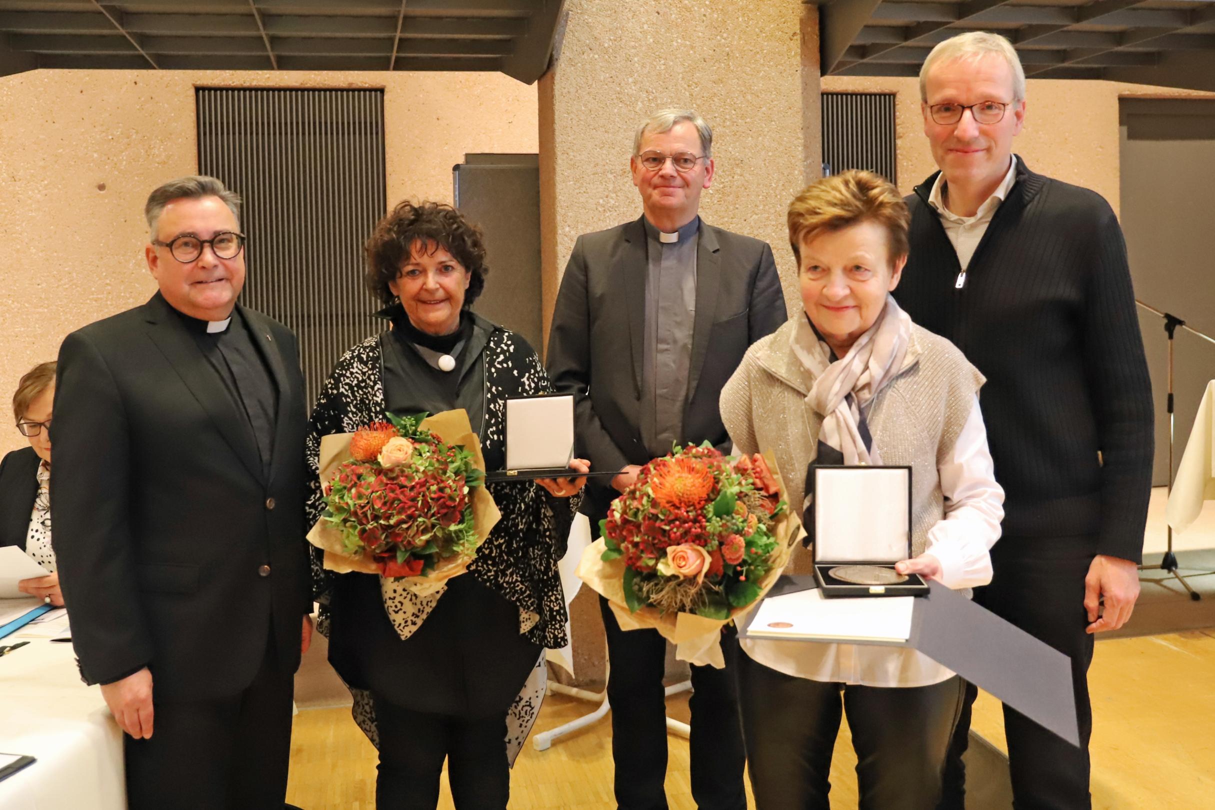 V.l.n.r.: Laudator Pfr. Joachim Fey, Erika Birk, Generalvikar von Plettenberg, Beate Kolb und Laudator Pfr. Paul Diederichs