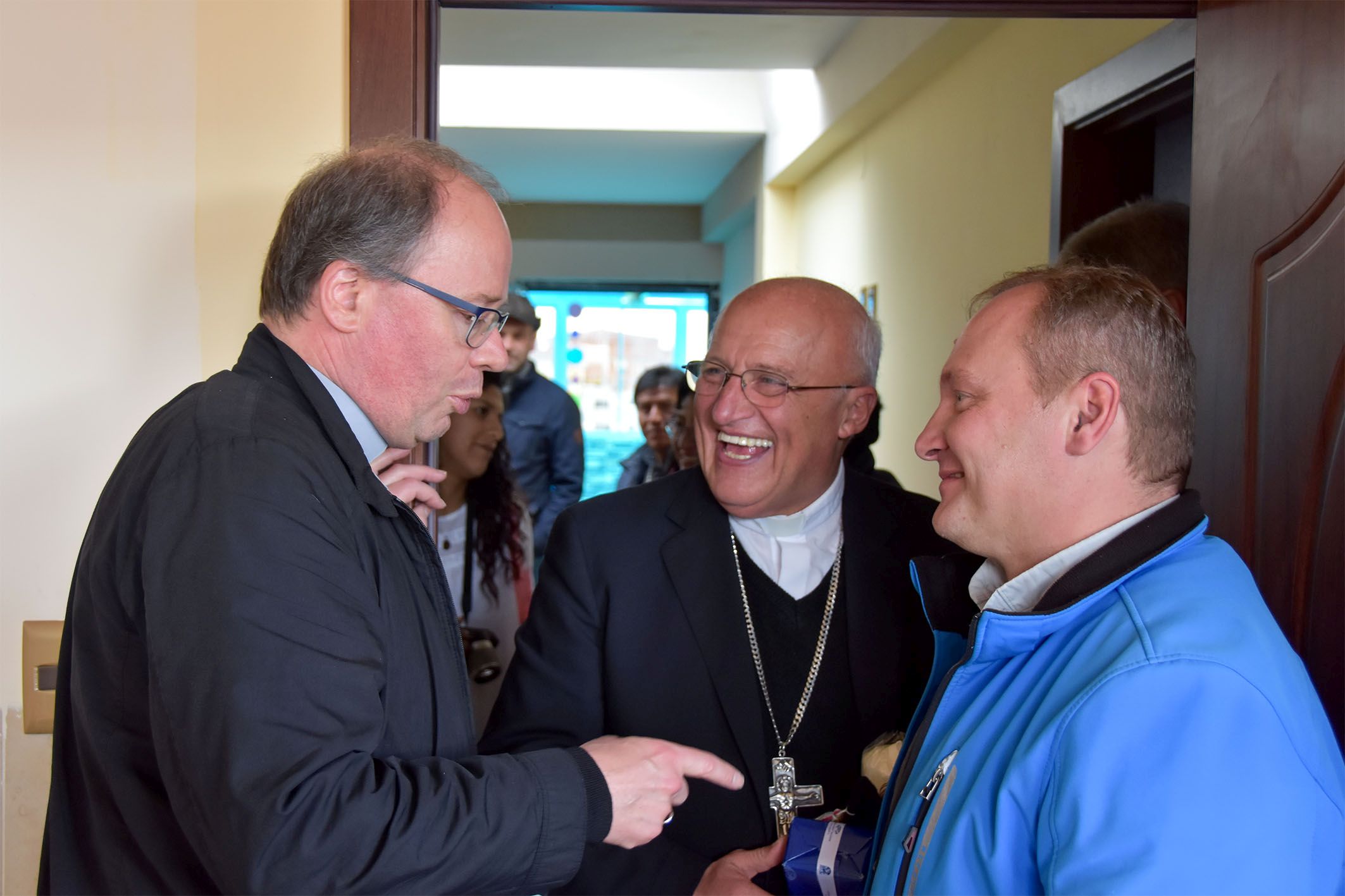 Bischof Stephan Ackermann mit seinem Amtsbruder Eugenio Scarpellini und Pfarrer Konrad Liswoski bei einer Delegationsreise in Bolivien 2018.