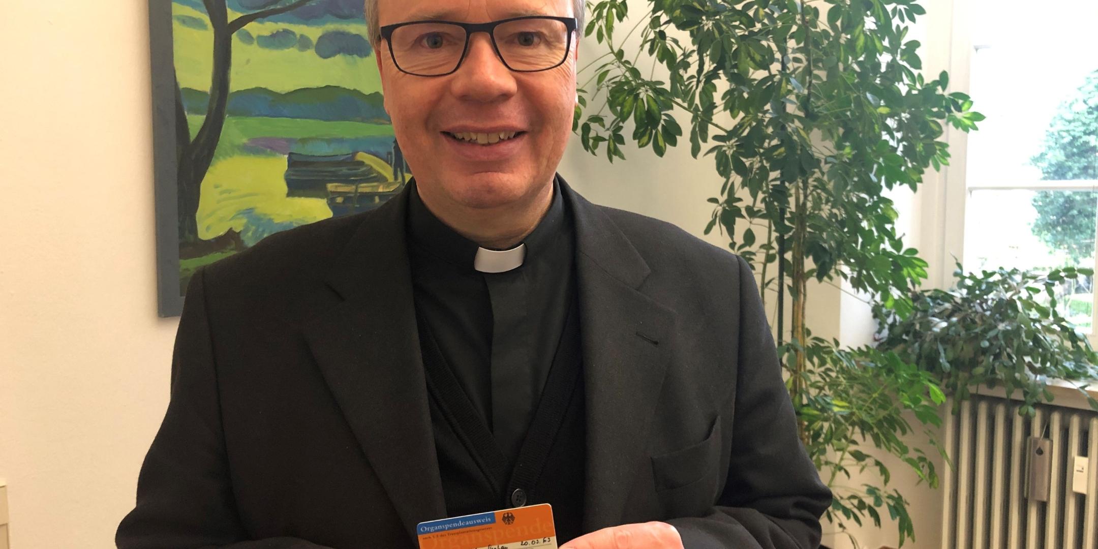 Bischof Ackermann mit seinem Ausweis