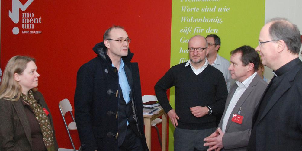 Zu Besuch im Momentum: vrnl.: Bischof Dr. Stephan Ackermann, Martin Ludwig (Lebensberatung), Dechant Olaf Harig, Dekanatsreferent Klaus Becker und Birgit Persch-Klein (Katholische Erwachsenenbildung)