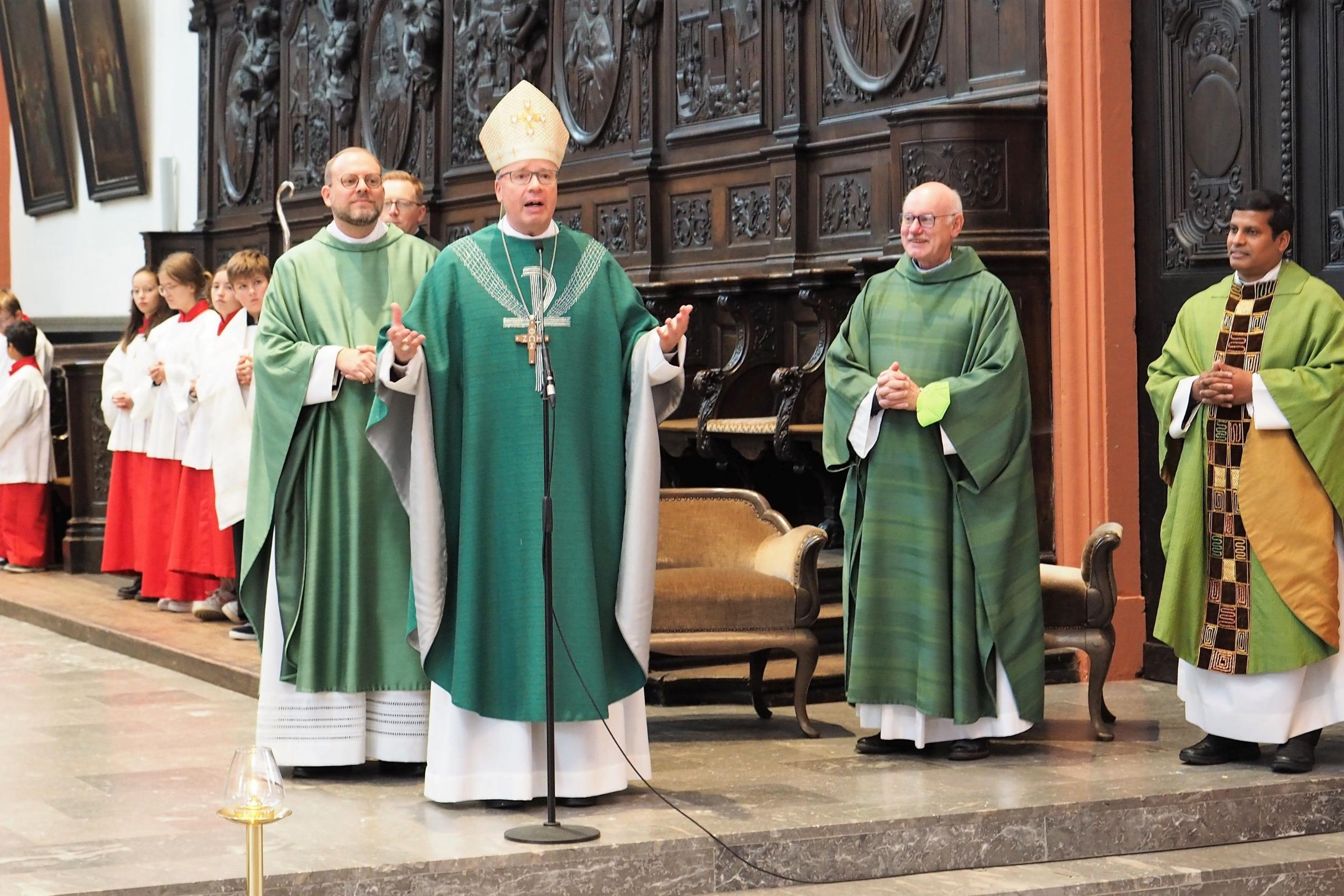 Bischof Stephan am Schluss des Gottesdienstes, gemeinsam mit Pfarrer Christoph Kipper und den Kooperatoren Pfarrer Stefan Trauten und Pater Jineesh (dahinter, von links)