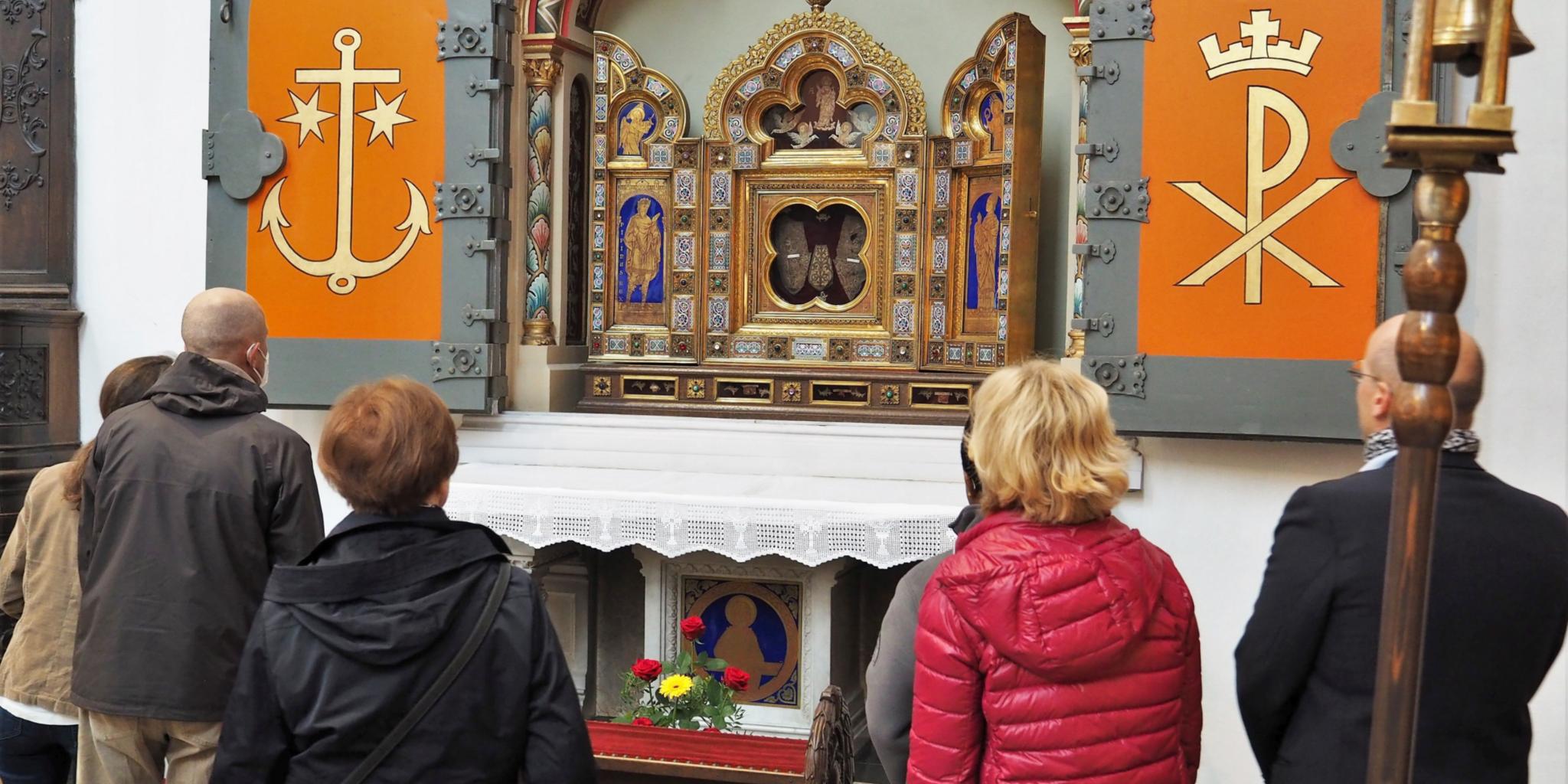 Der geöffnete Schrein lud die Gläubigen zur persönlichen Begegnung mit der Christus-Reliquie ein. (Fotos: Stefan Endres/Bistum Trier)