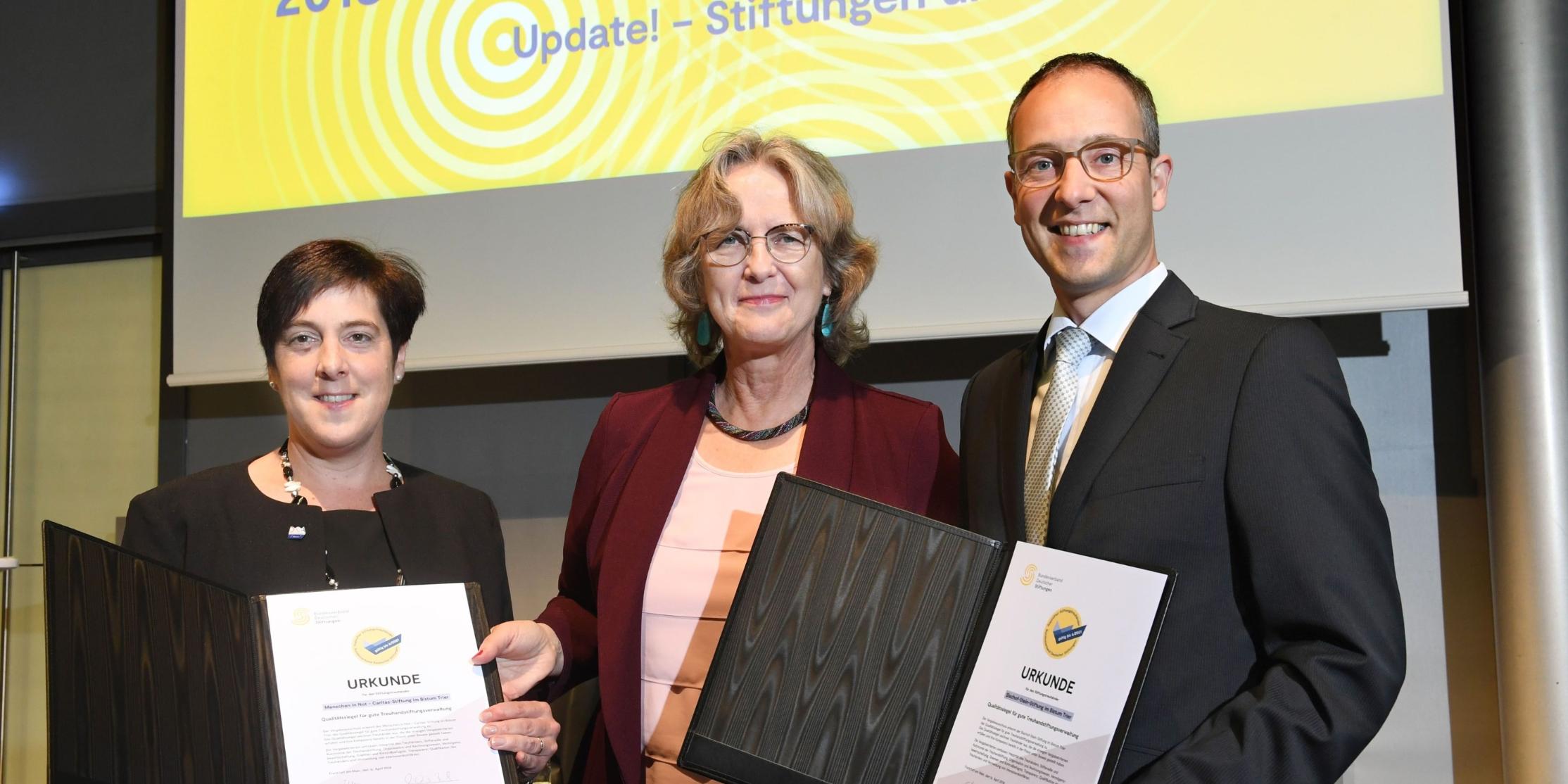 Michaela Marx (links) und Thomas Theis nahmen die Urkunden entgegen.