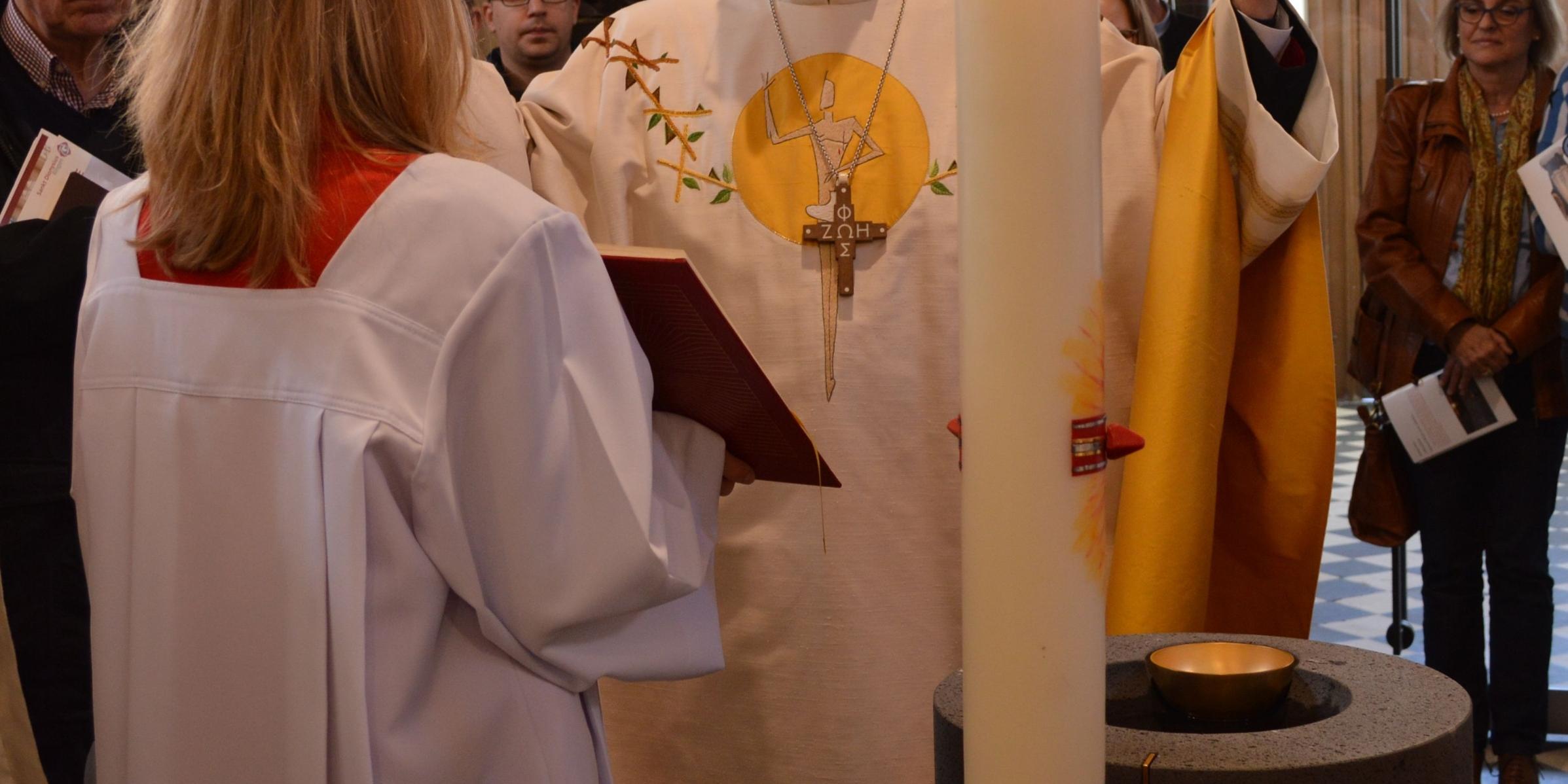 Bischof Ackermann am Taufbecken der Pfarrkirche