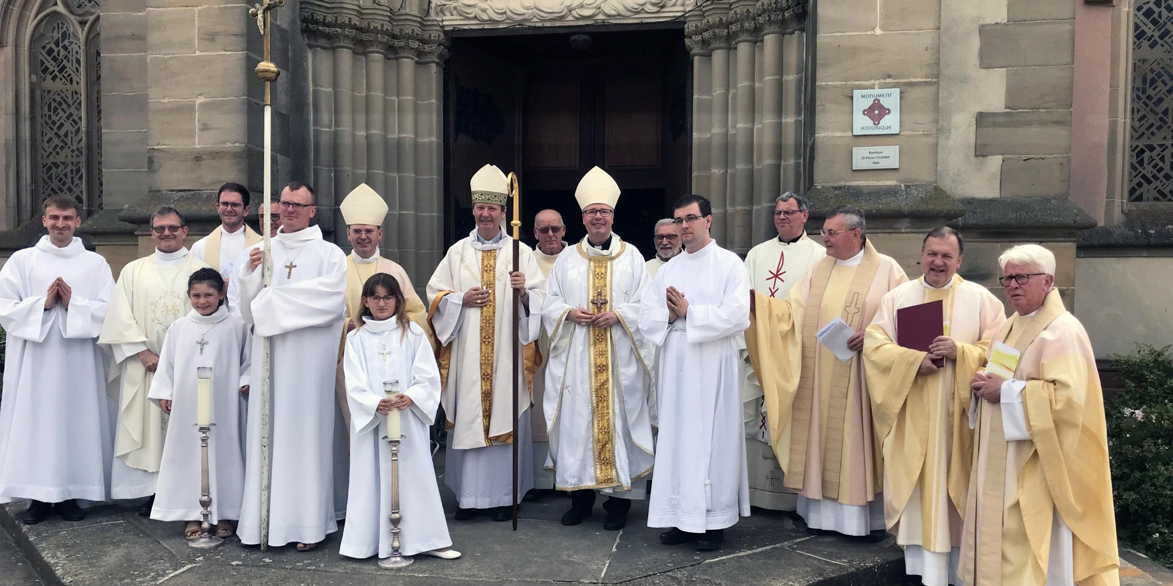 Nach dem Gottesdienst: Bischof Didier Berthet (Mitte links) und Bischof Dr. Stephan Ackermann (rechts daneben)