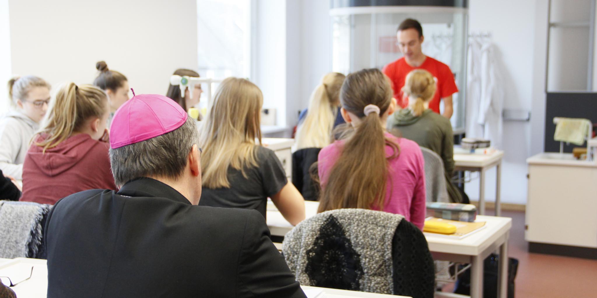 Bischof Ackermann besuchte im vergangenen Jahr das Angela-Merici-Gymnasium